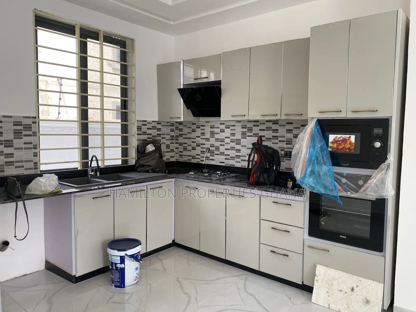 3bdrm House in School Junction Bvld for rent