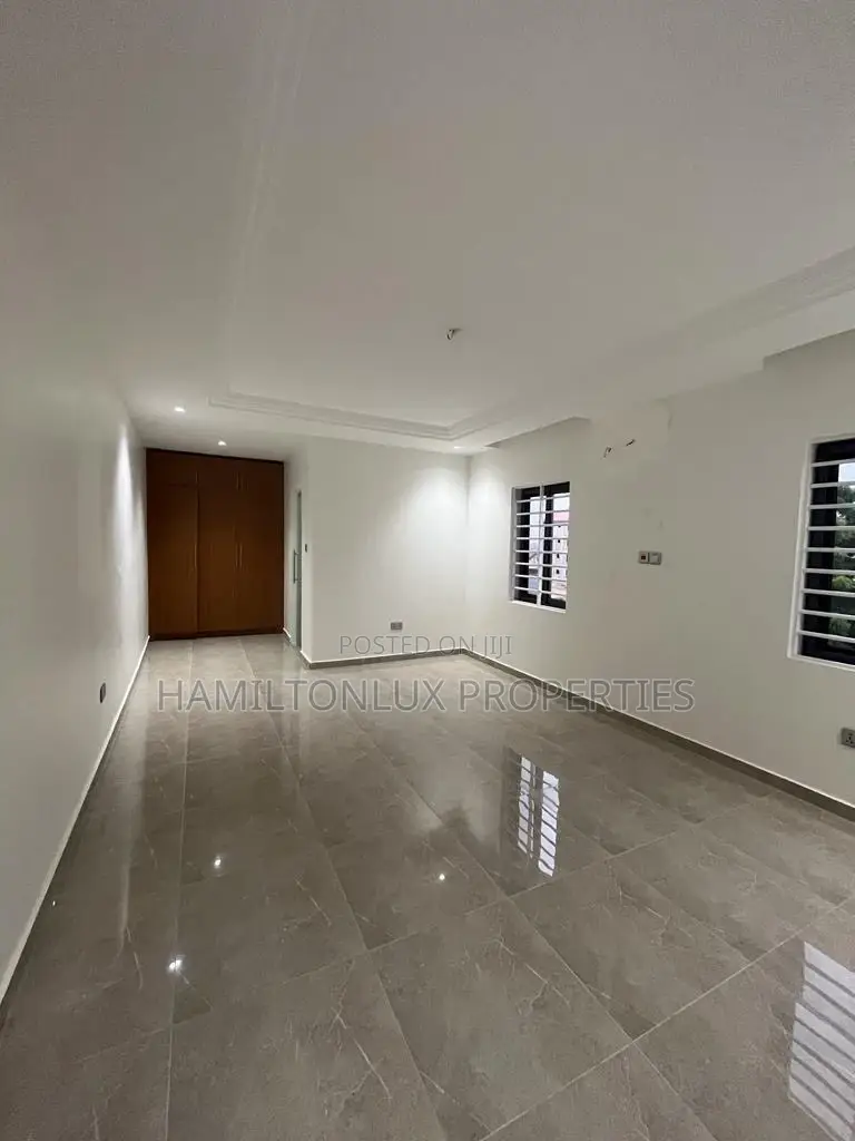 4bdrm Mansion in Ashaley Botwe for sale