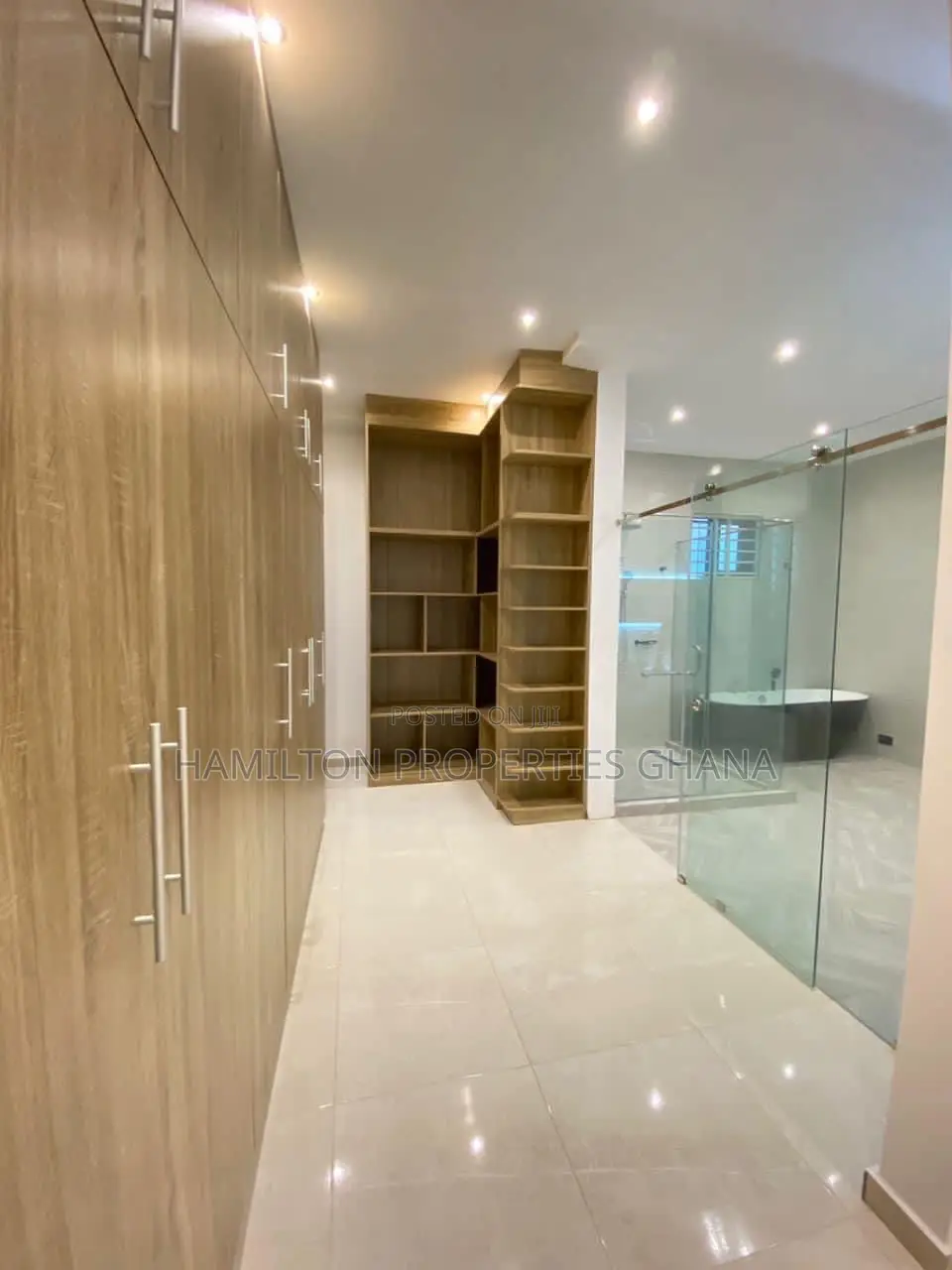4bdrm Mansion in Lakeside, Ashaley Botwe for sale