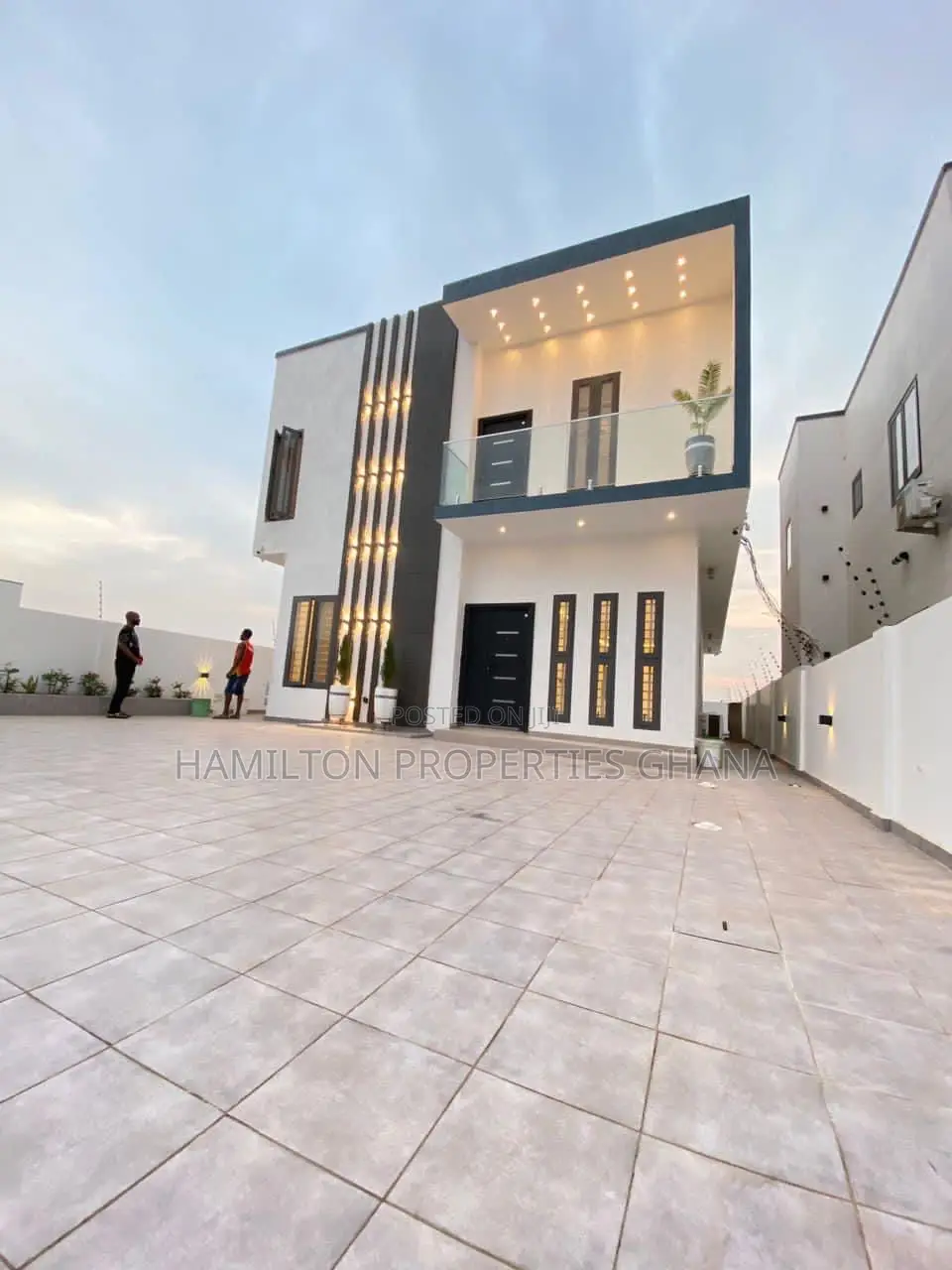 4bdrm Mansion in Lakeside, Ashaley Botwe for sale