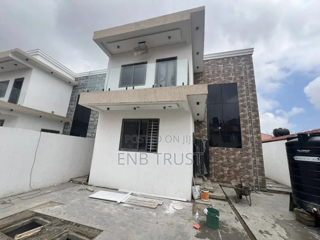 4bdrm Duplex in Baatsona for sale