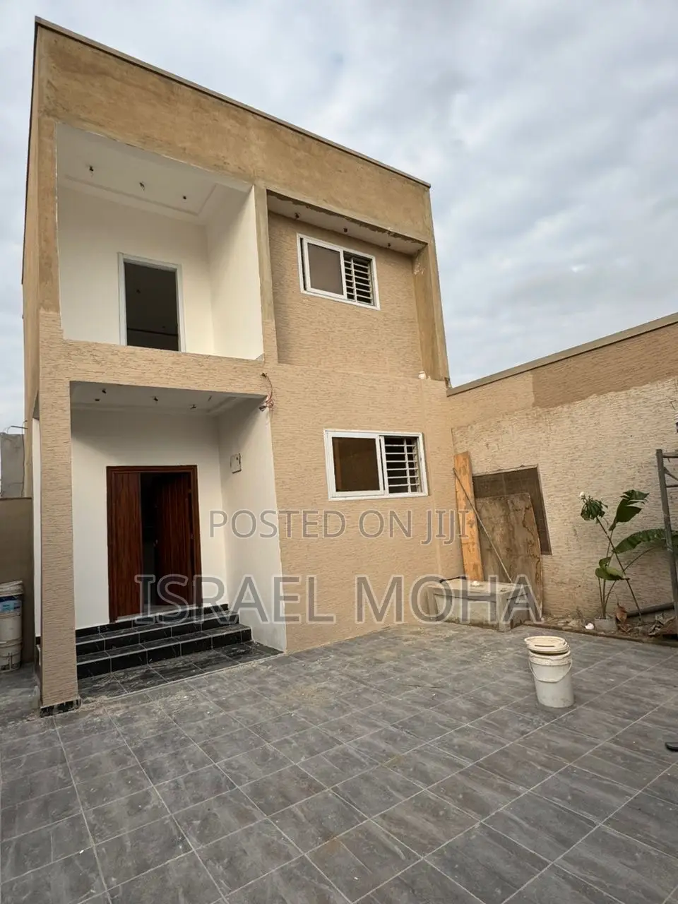 Newly Built Chamber N Hall Self Compound Lakeside Estate