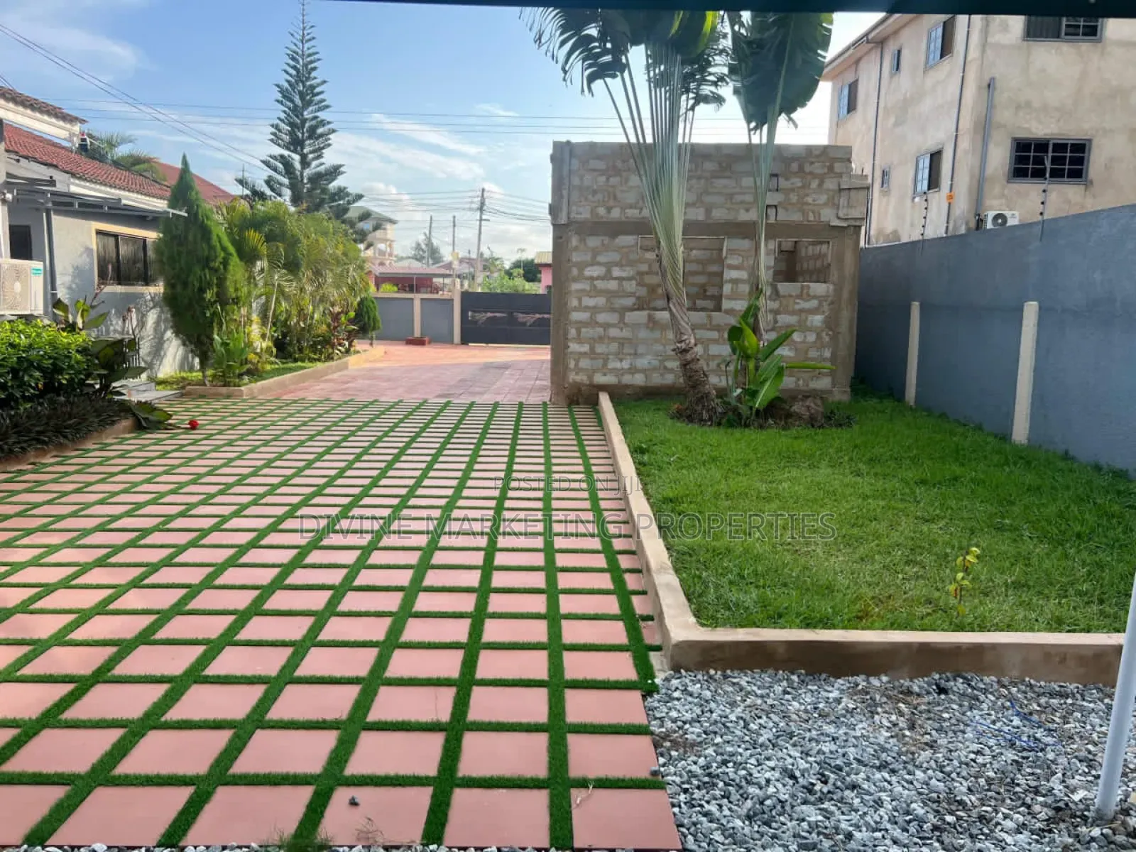 8bdrm House in Choice, Weija for sale