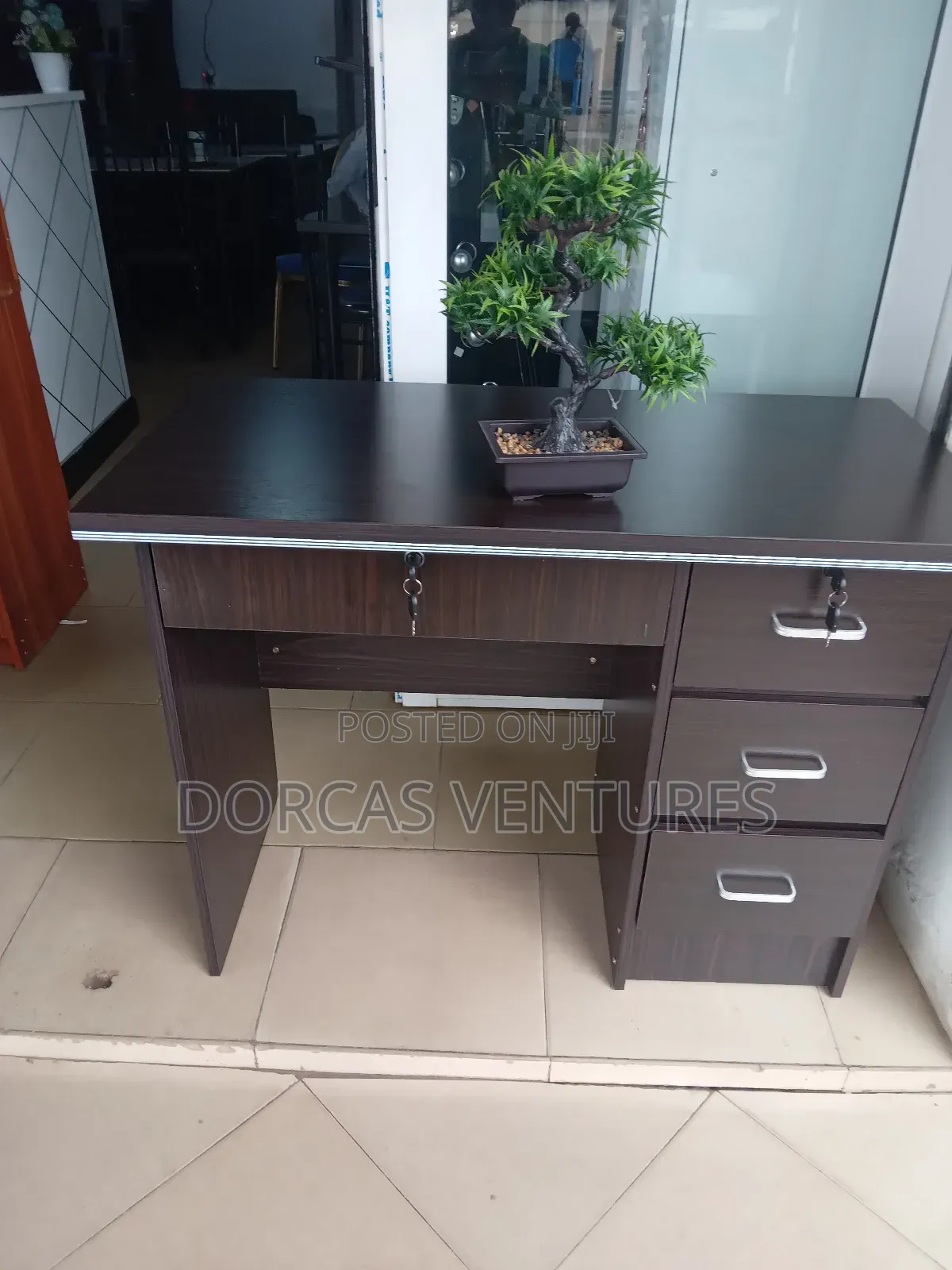 Luscious Office Table
