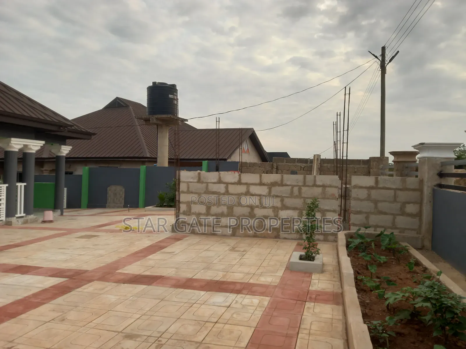 10bdrm House in Apromoase, Kumasi Metropolitan for sale