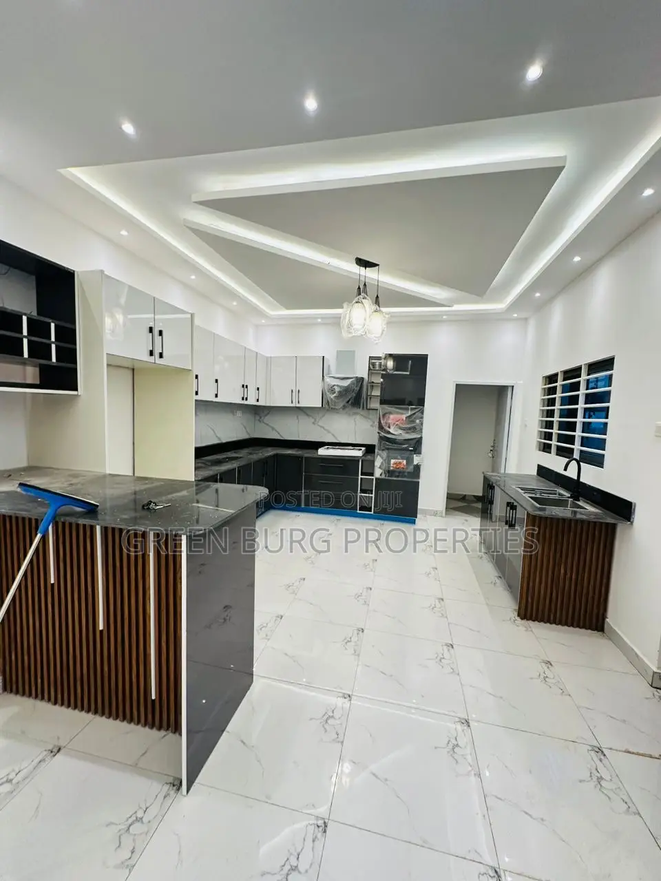 3bdrm House in Lake Side Estate for sale