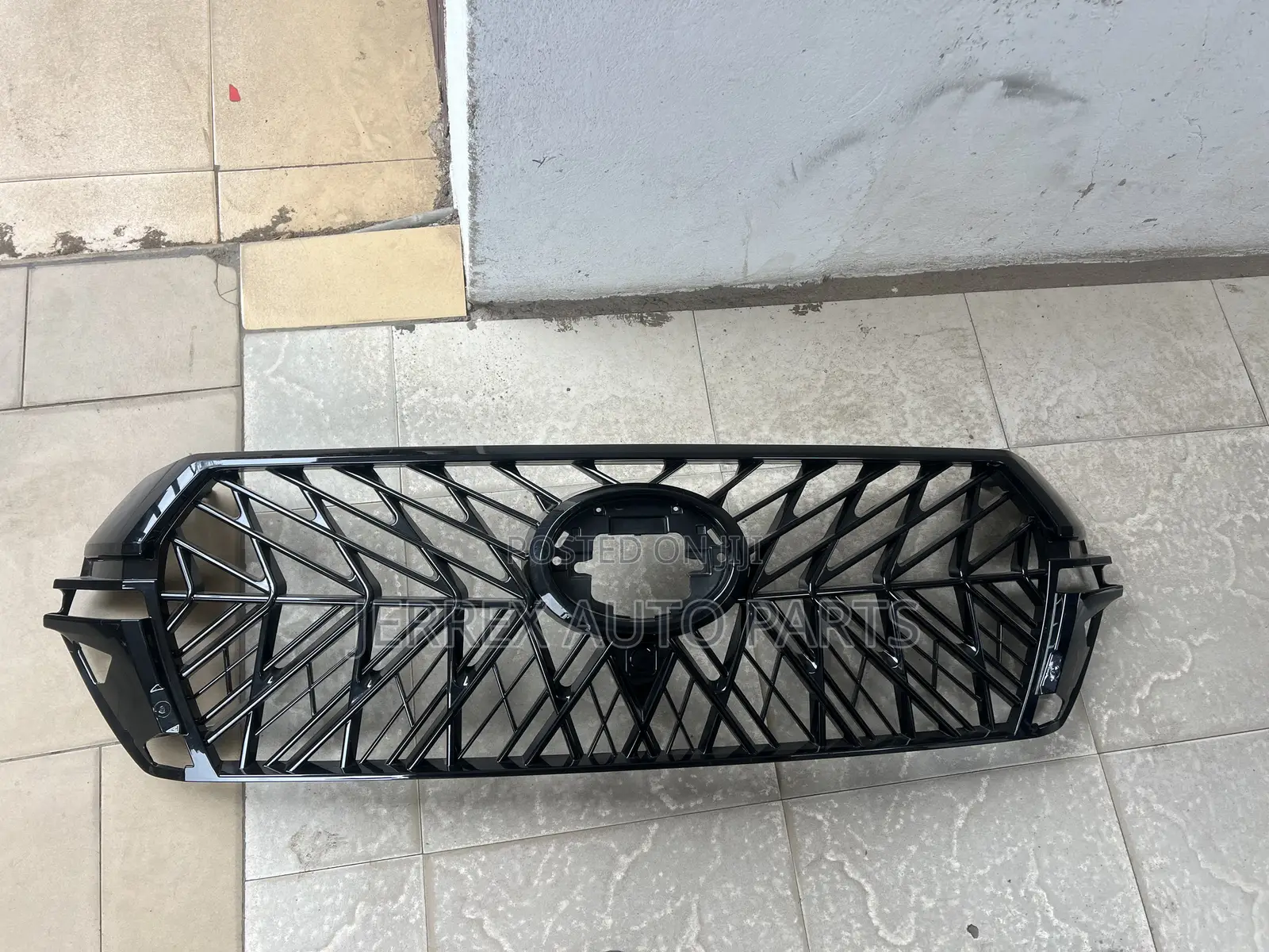 Toyota Land Cruiser V8 Front Grille/Shells