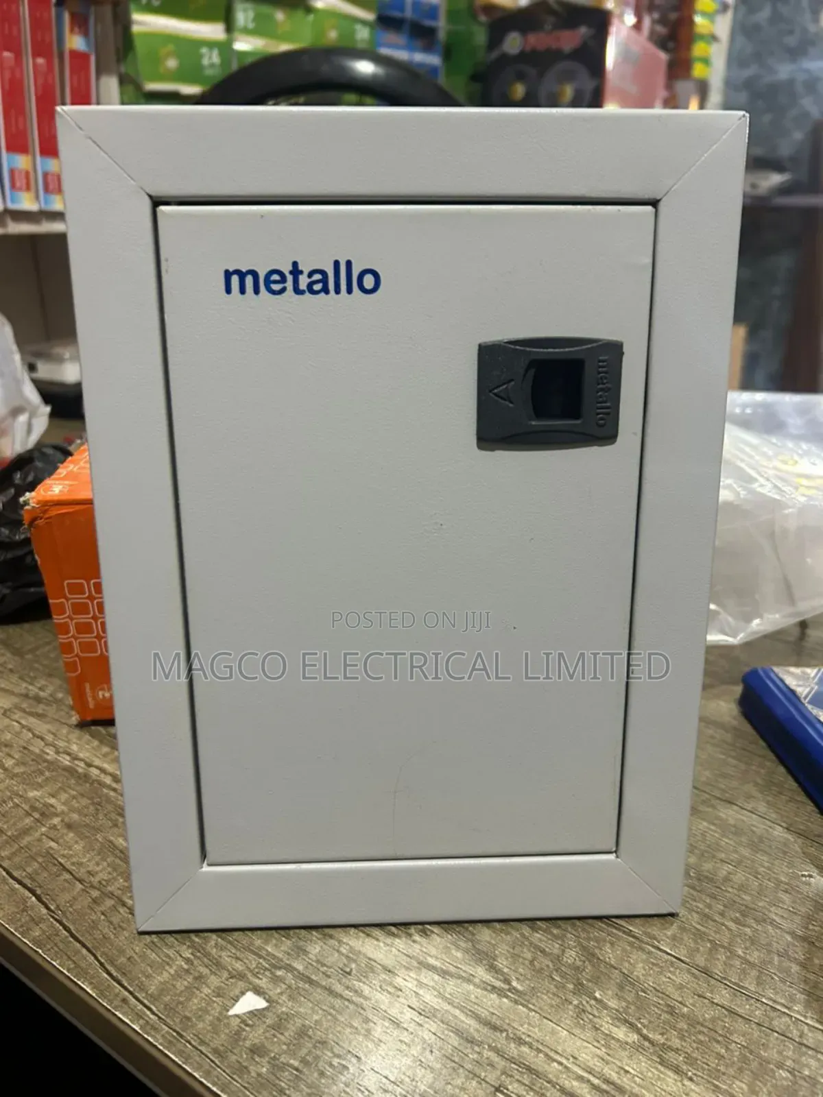 Metallo 8 Way Main Switch
