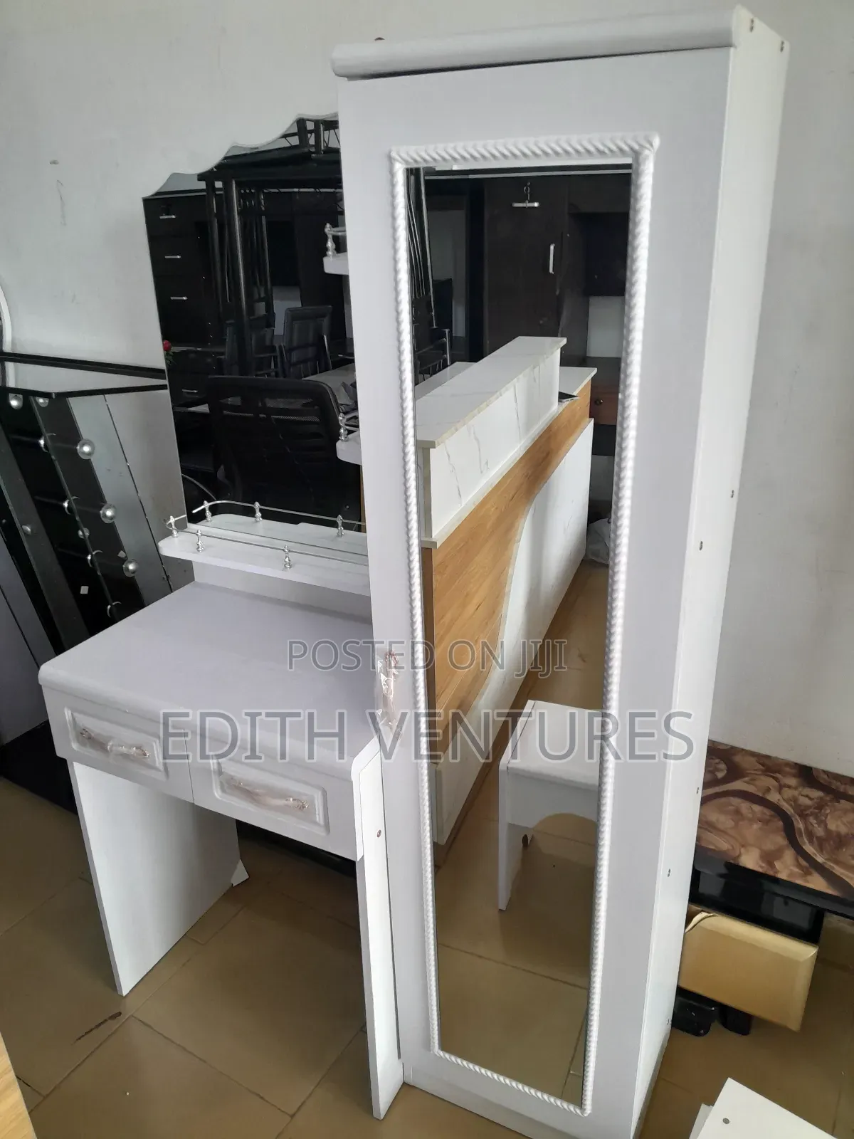 Runcated Dresser Set