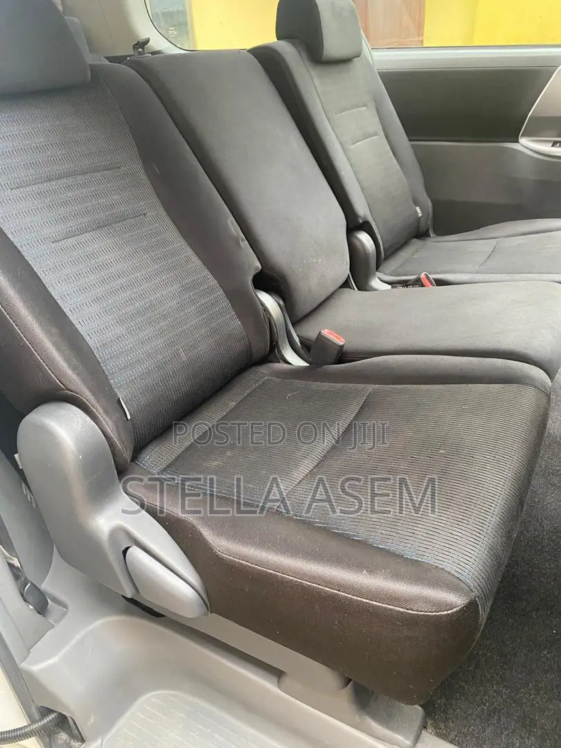 Toyota Voxy 2013 White