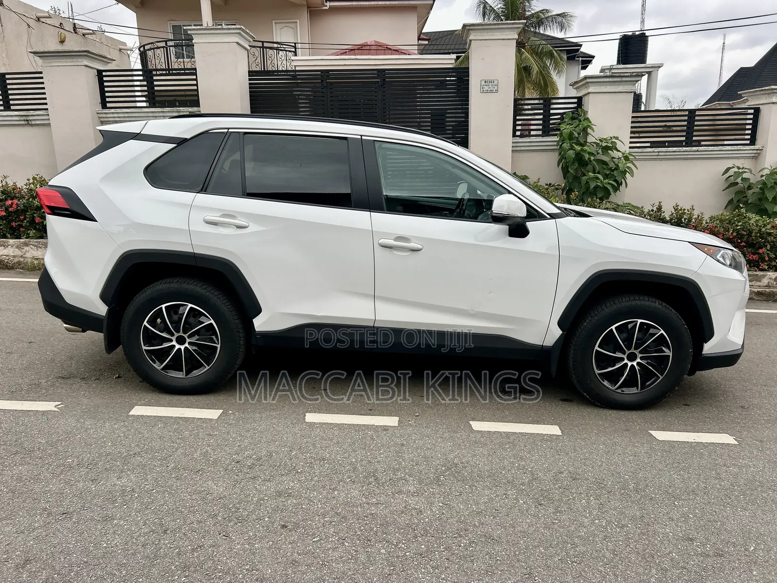 Toyota RAV4 XLE 2021 White