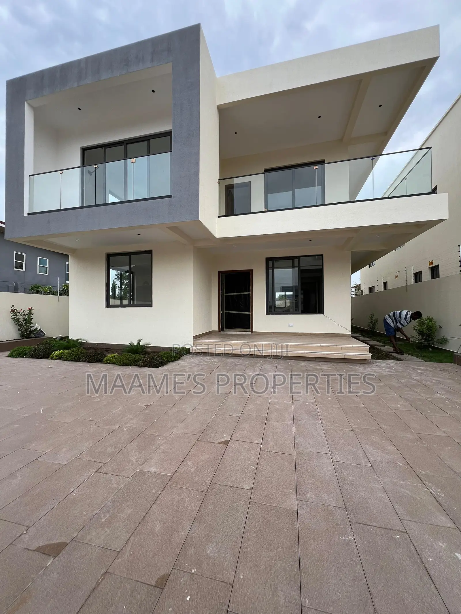 4bdrm Duplex in East Legon for sale