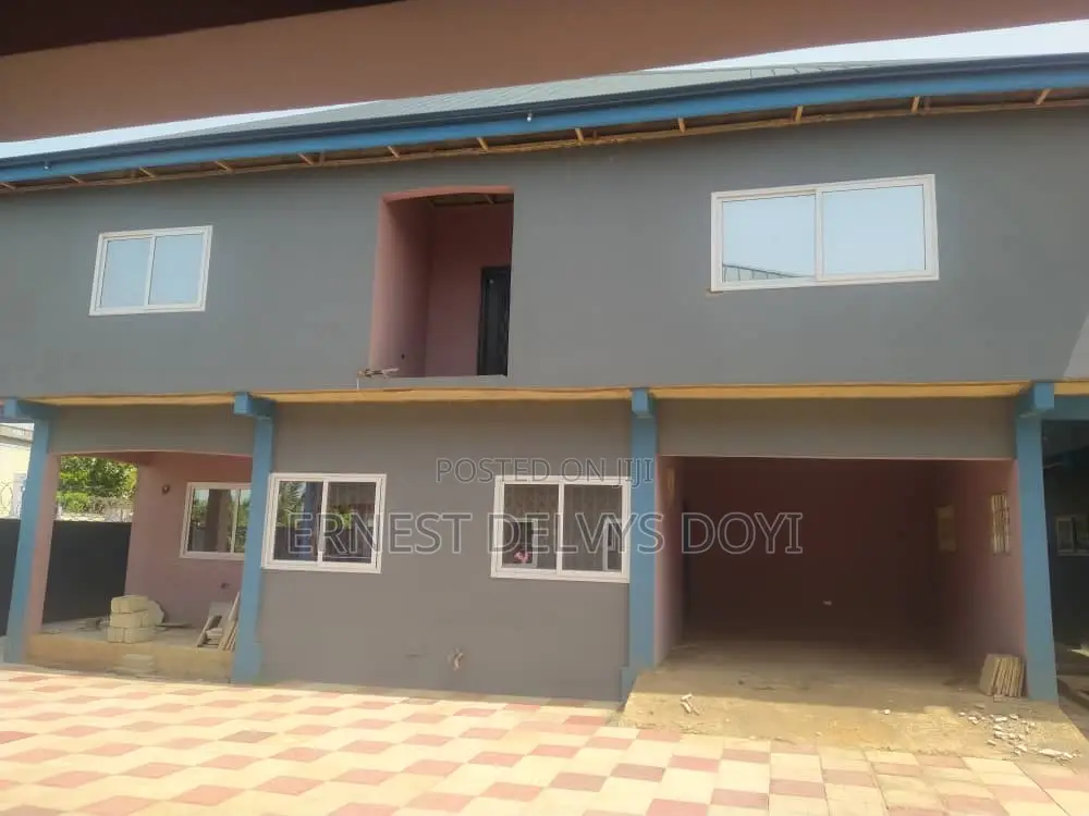 16bdrm Townhouse/Terrace in Adentan, Frafraha for sale