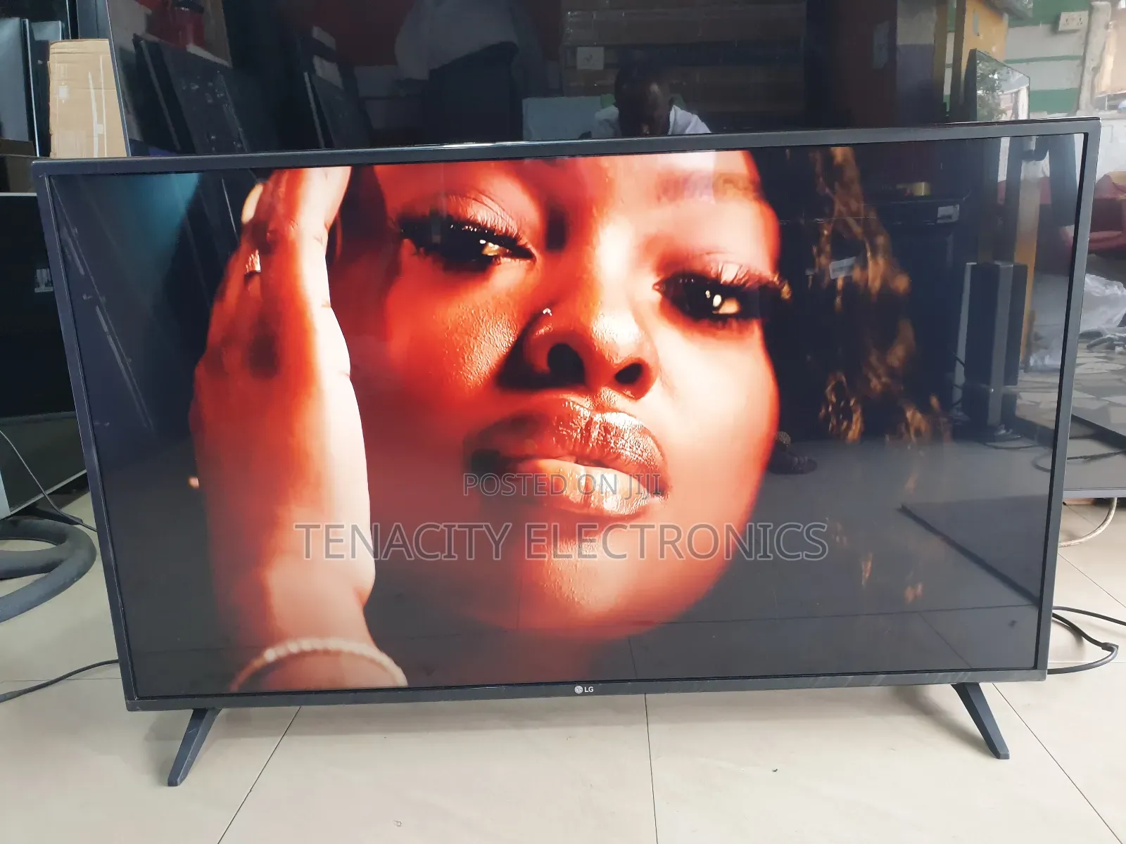 43"Lg Uhd HDR Smart Satellite Tv