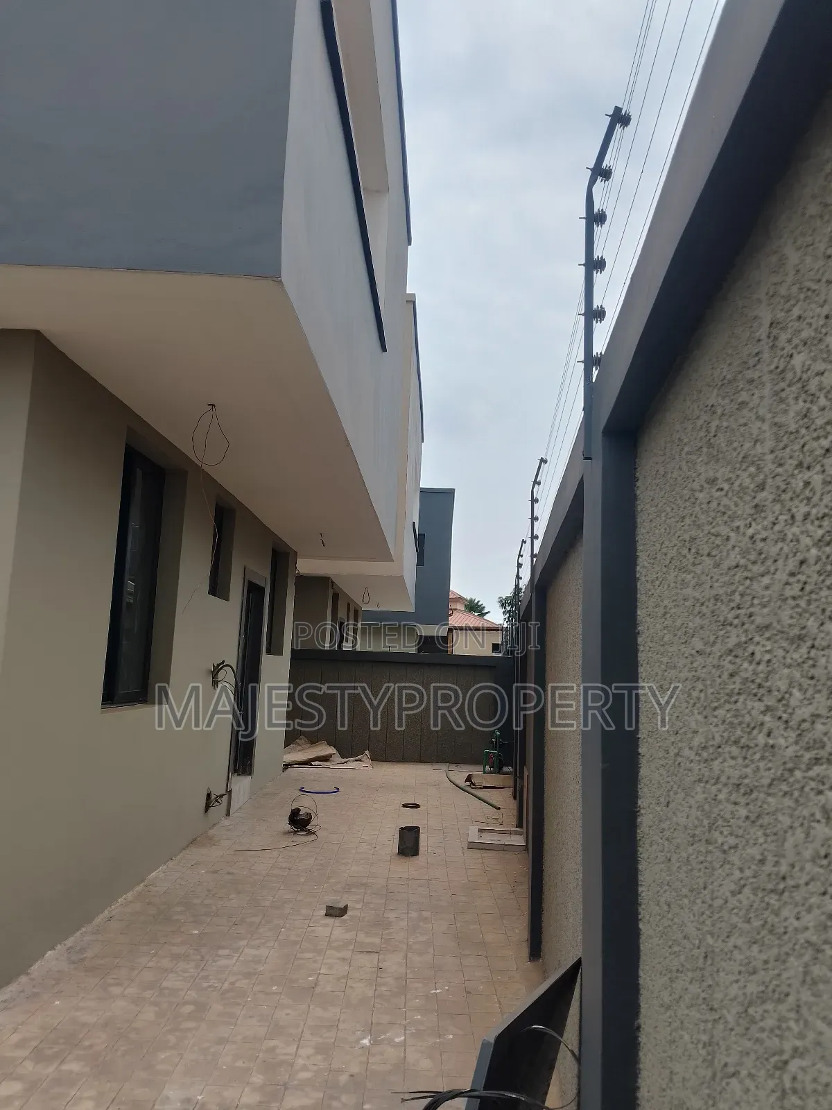 Newly Built Luxurious Executive 3bedrooms Self-Compound for Sale
