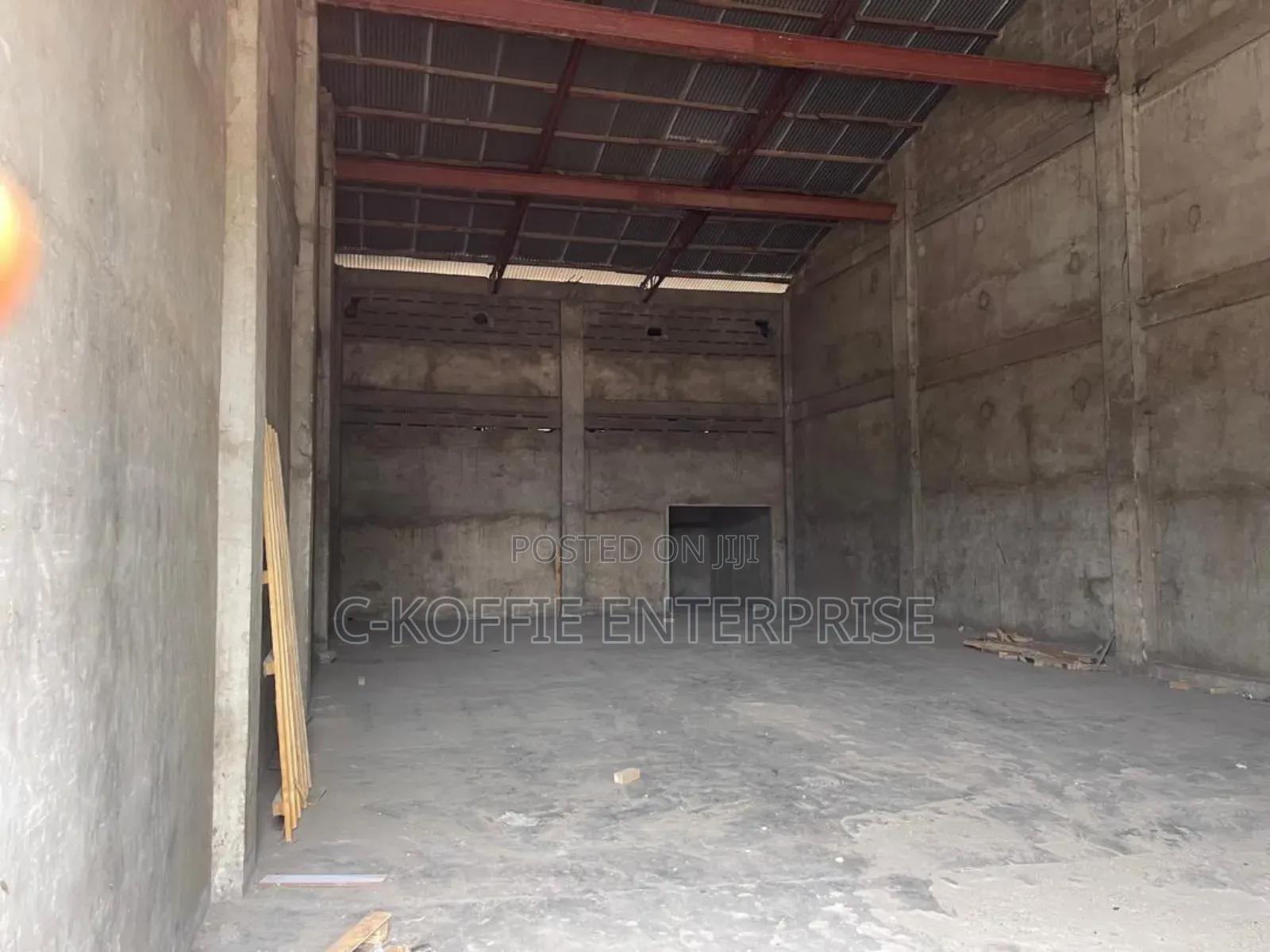 1000 SQM Warehouse at Circle for Rent