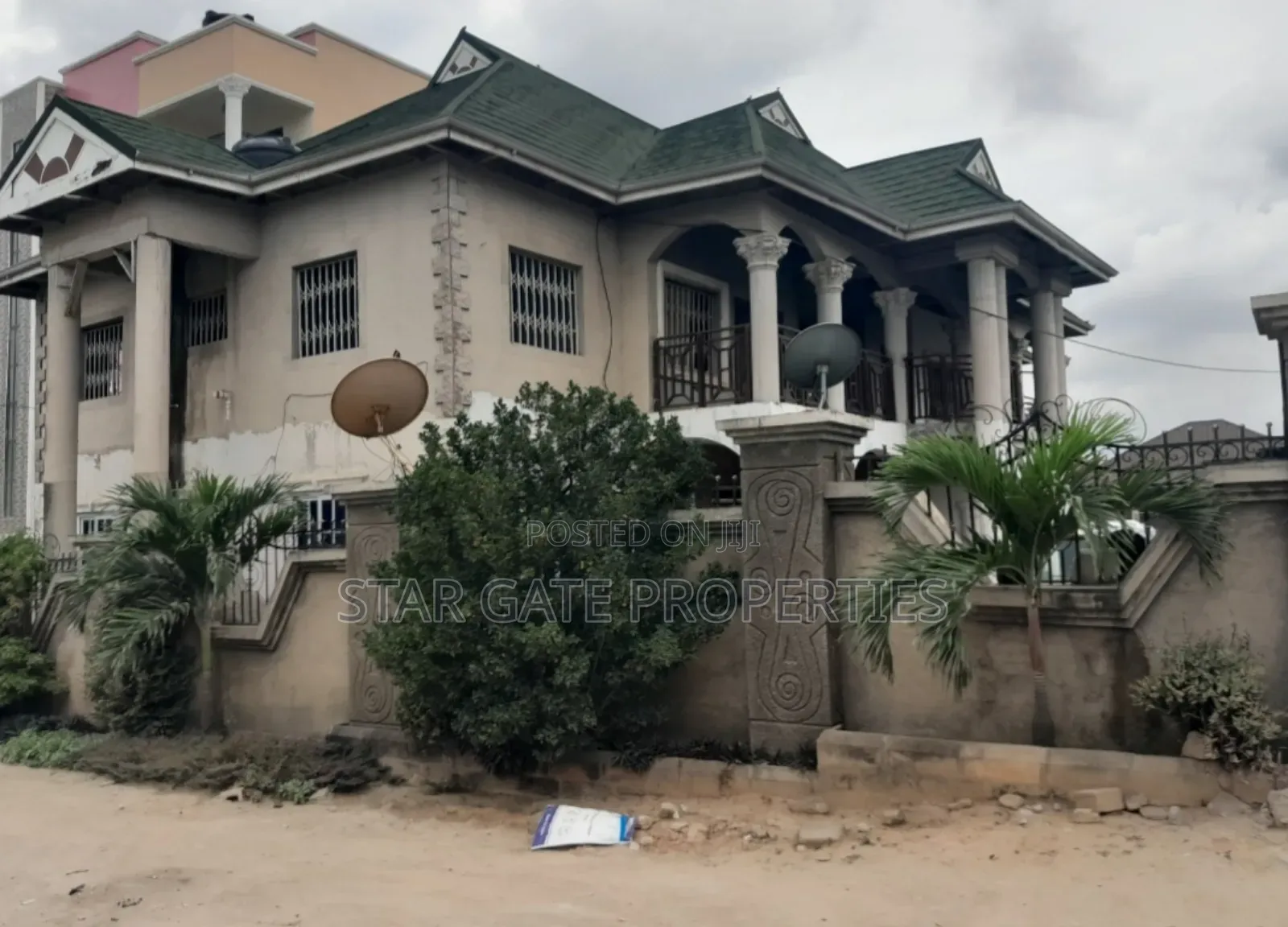 12bdrm House in Near Asokore for sale