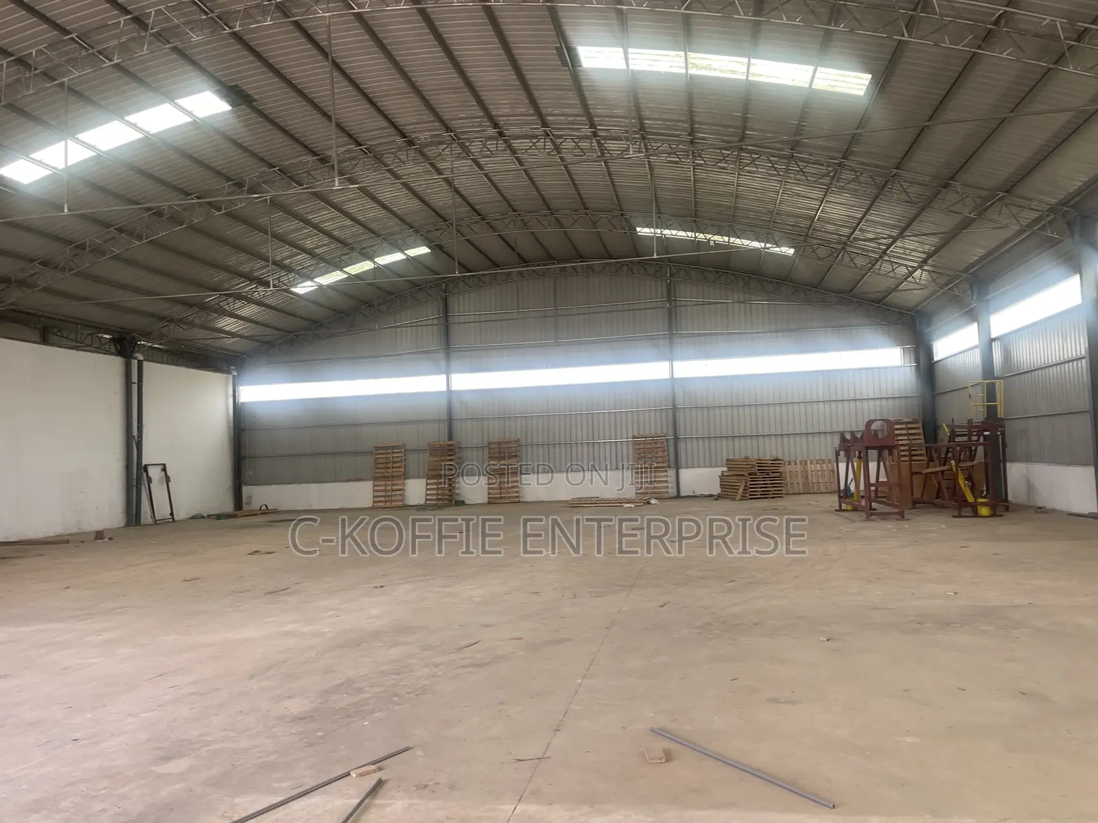 1000 SQM Warehouse With Offices at Circle for Rent