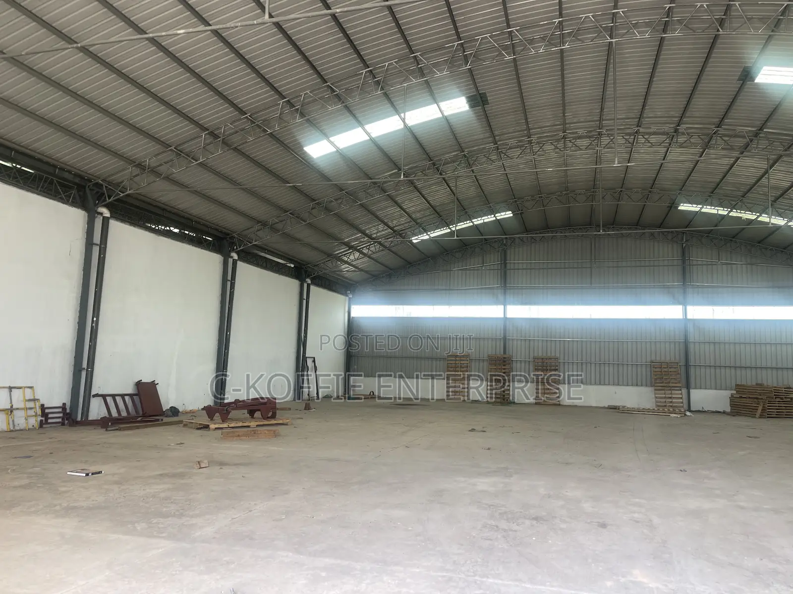 1000 SQM Warehouse With Offices at Circle for Rent