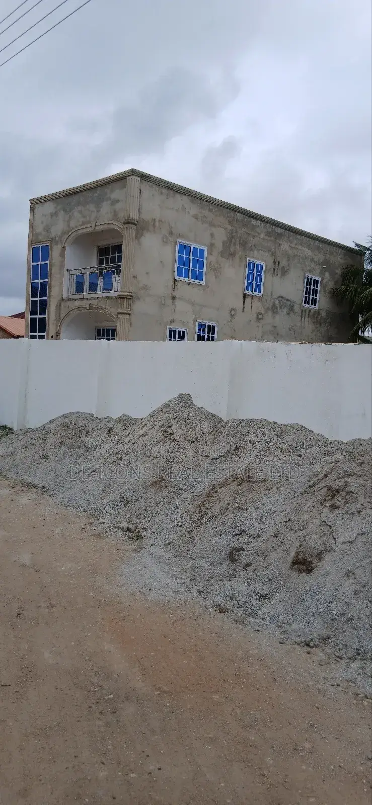 4bdrm Duplex in De-Icons Real Estate, Awutu Senya East Municipal