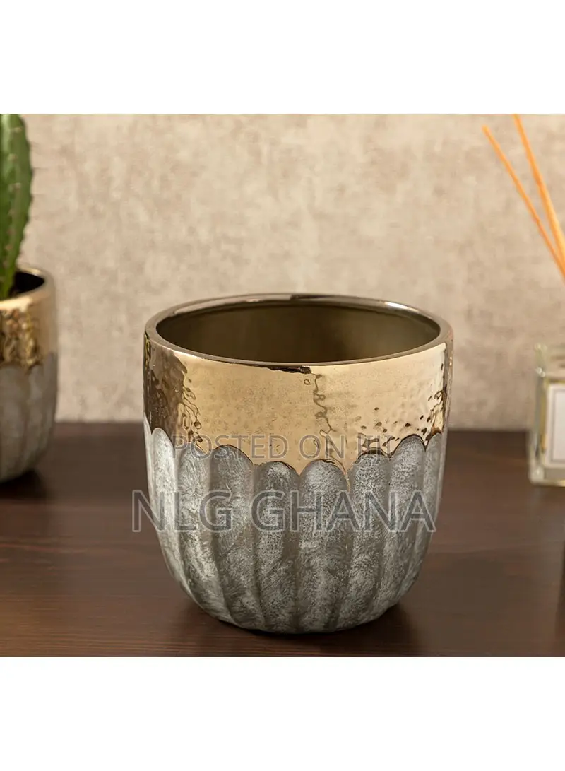 15x14.5cm Megan Vase - Gold. Ehx1410