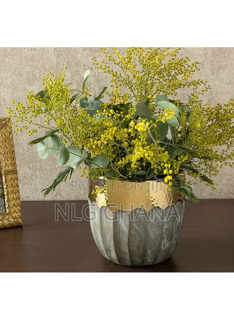 15x14.5cm Megan Vase - Gold. Ehx1410