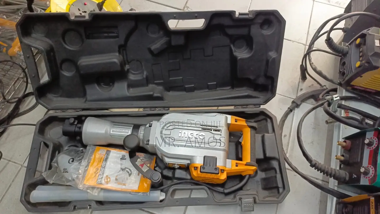 1700 Watt Demolition Breaker With 2pcs Chisels Included - Pdb17008