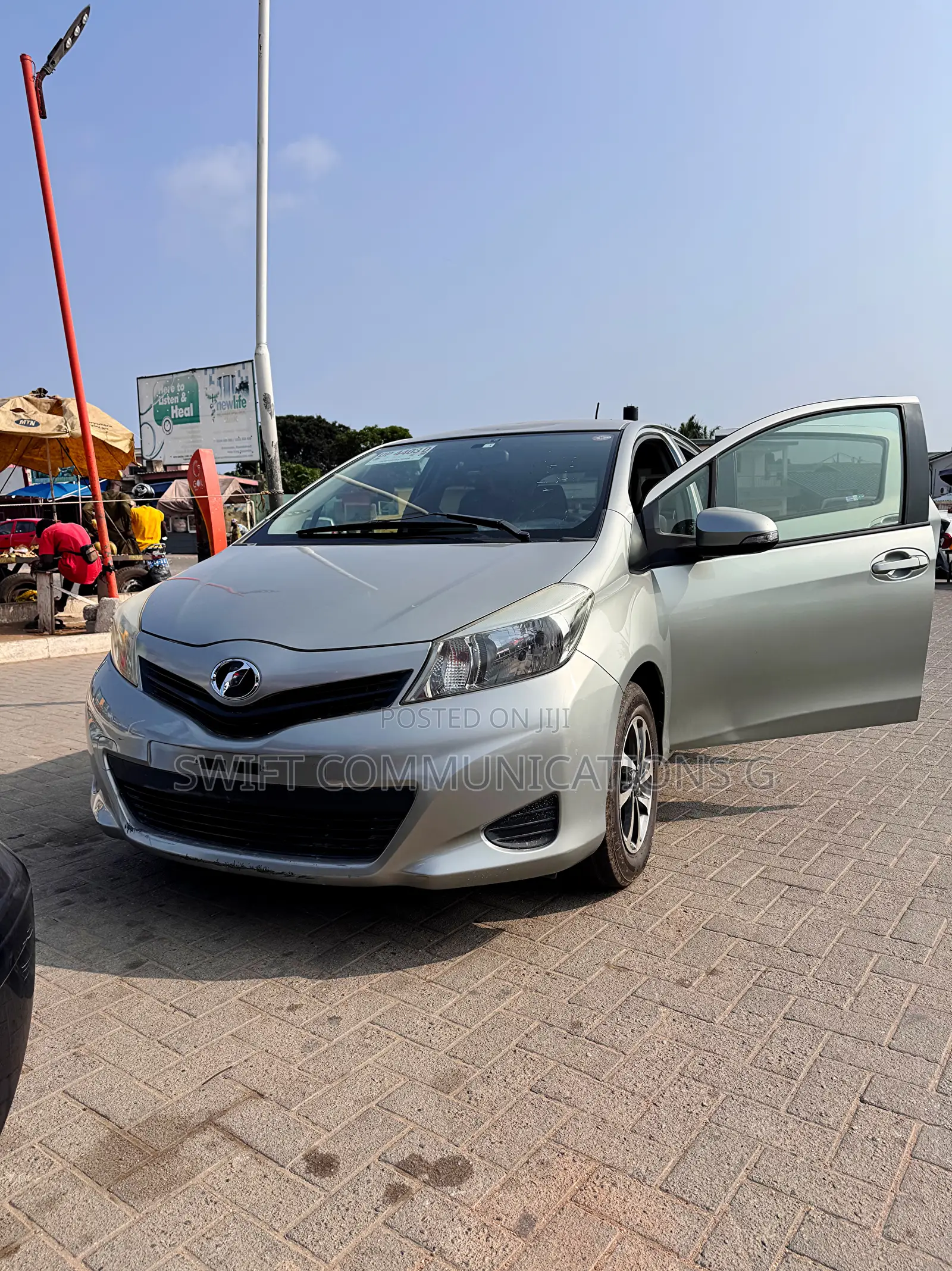 Toyota Vitz 1.5 FWD 5dr 2012 White