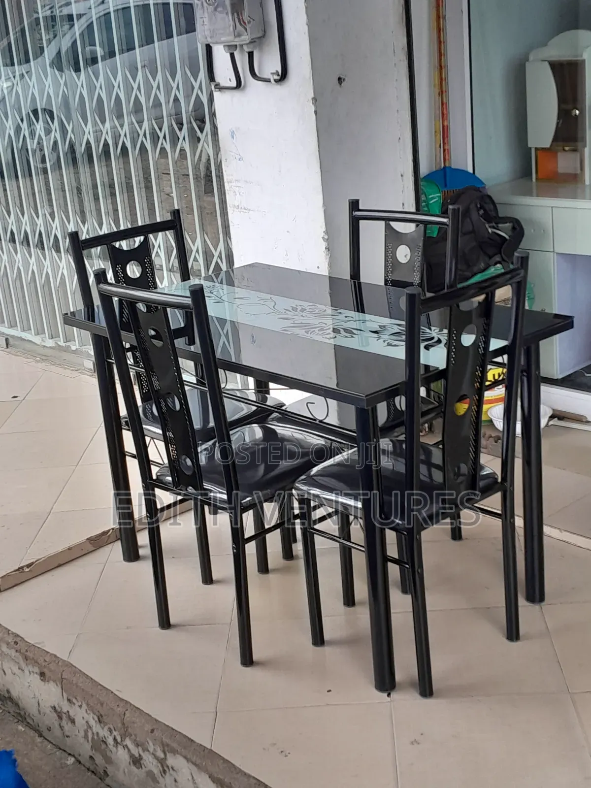 Palaver Dining Set