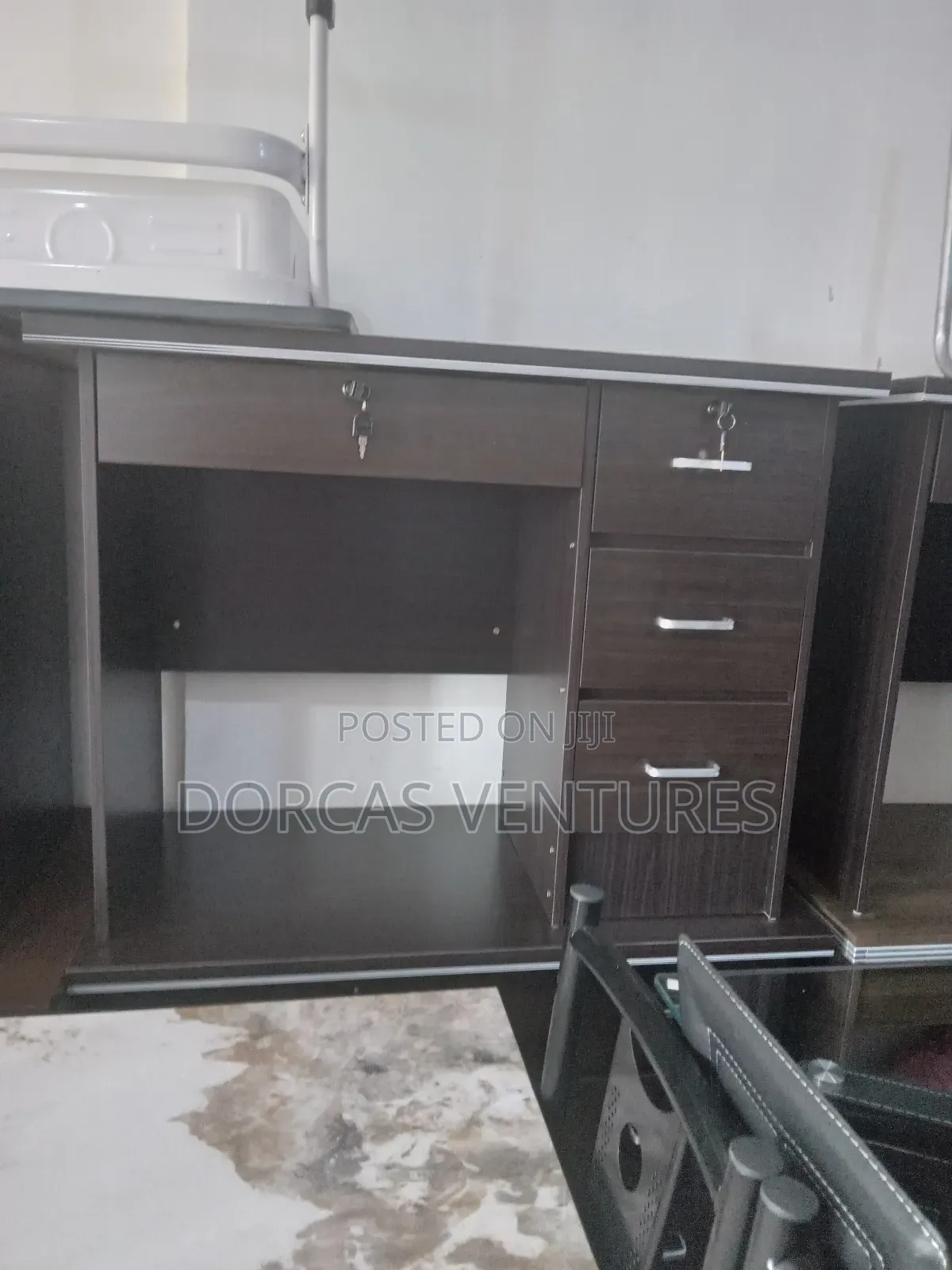 Pourler Office Desk