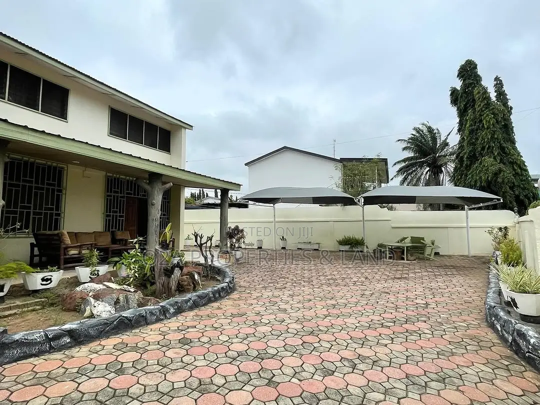5bdrm House in Kanda, Accra Metropolitan for sale