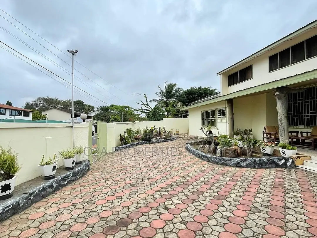 5bdrm House in Kanda, Accra Metropolitan for sale