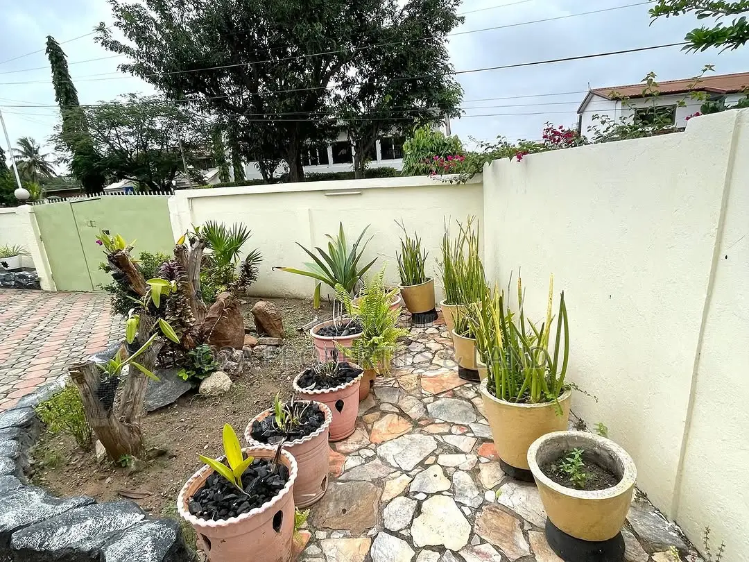 5bdrm House in Kanda, Accra Metropolitan for sale