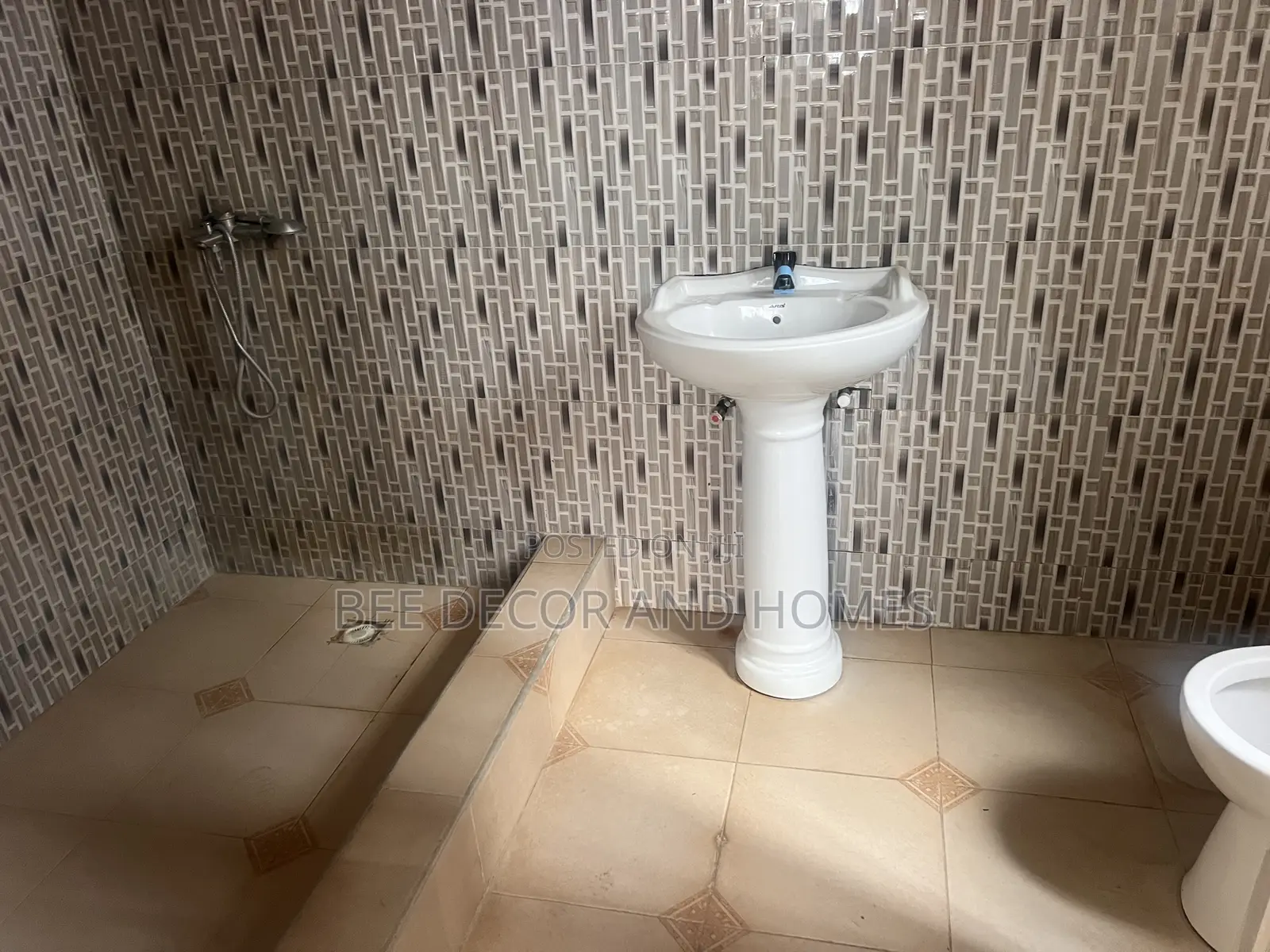 2bdrm Apartment in Bee Decor & Homes, Old Ashomang for rent