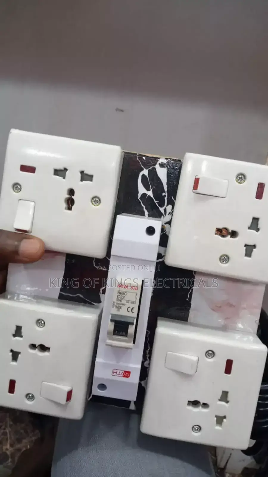 Heavy-Duty 4-Way Extension Board With Circuit Breaker Switches