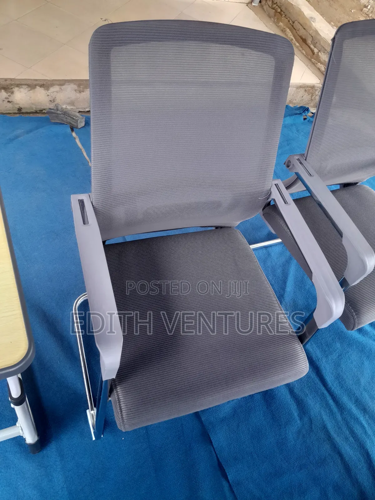 Deso.Visitors Chair