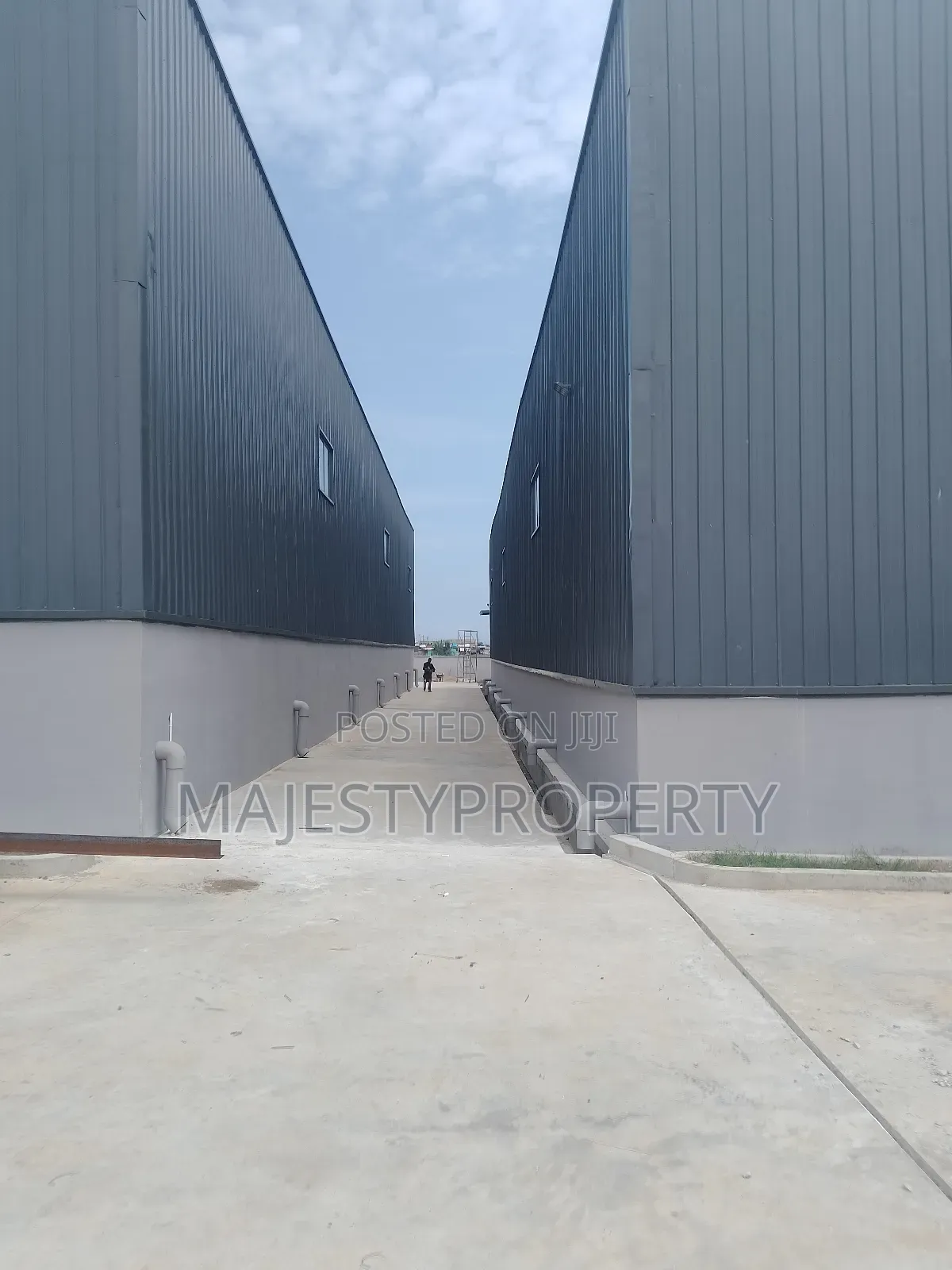 SQM 1000 Warehouse for Rent at Spintex