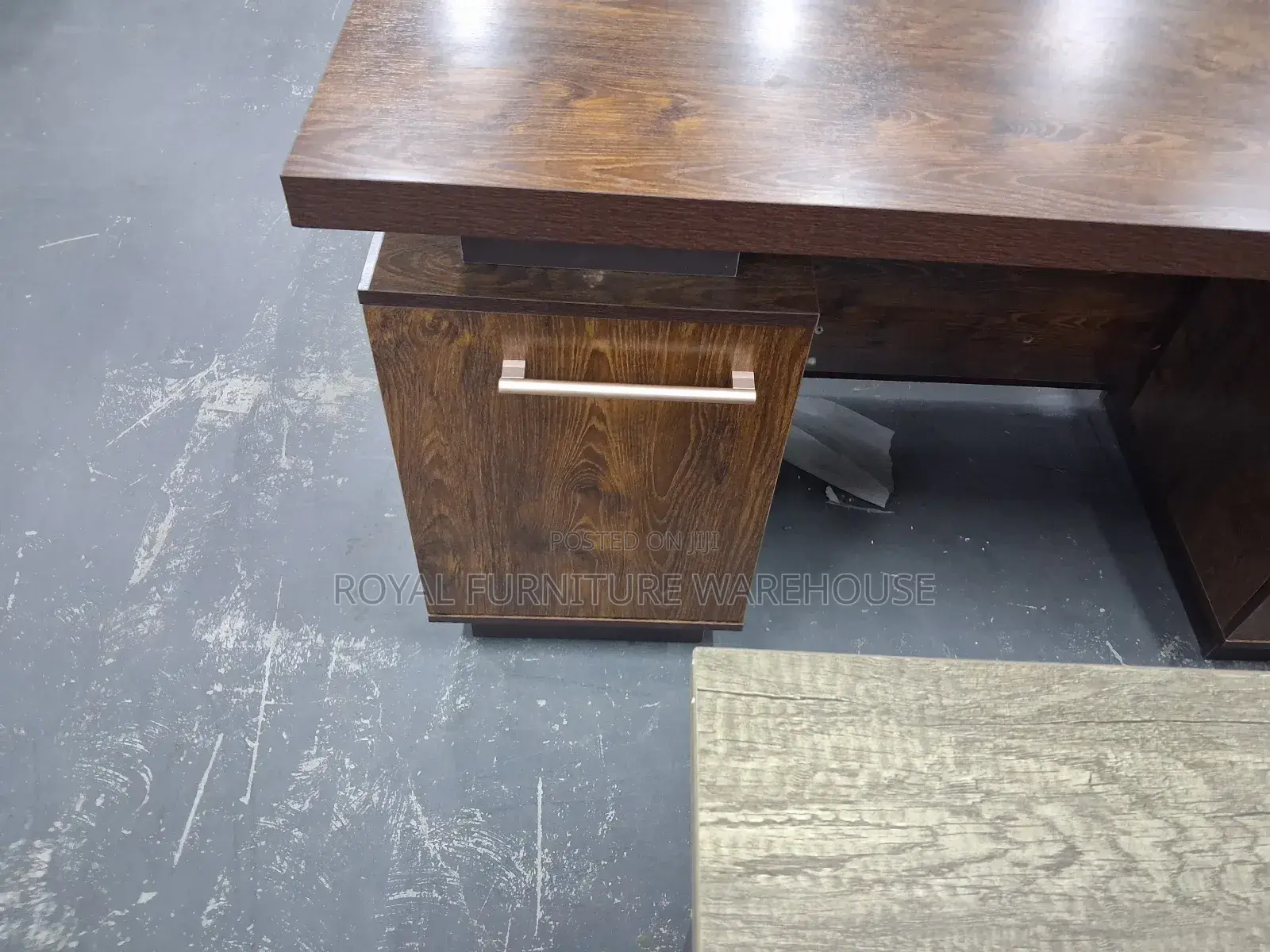 Executive Well Sculptured Office Desk