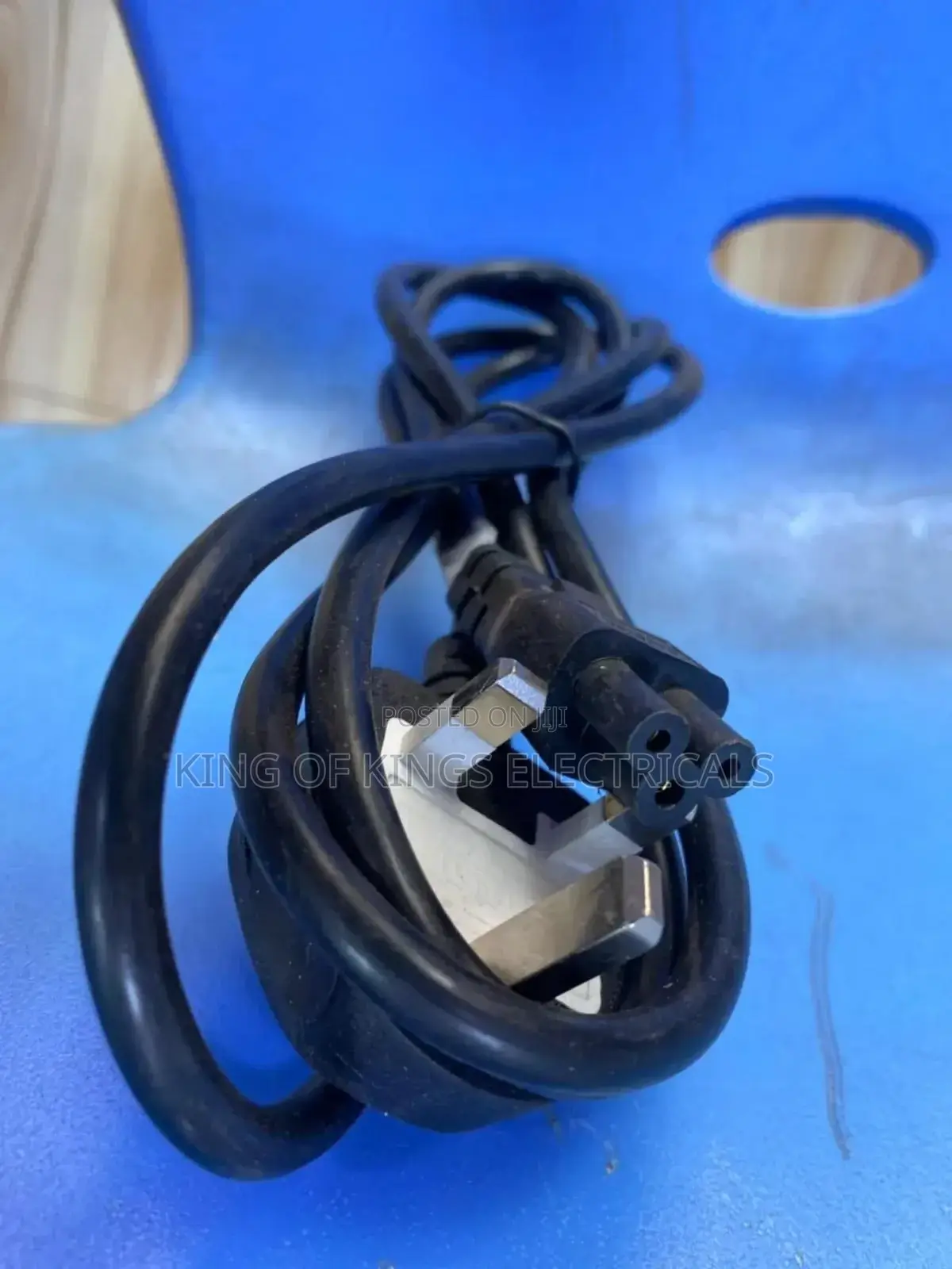 3-Pin Power Cord With Cloverleaf (C5) Connector