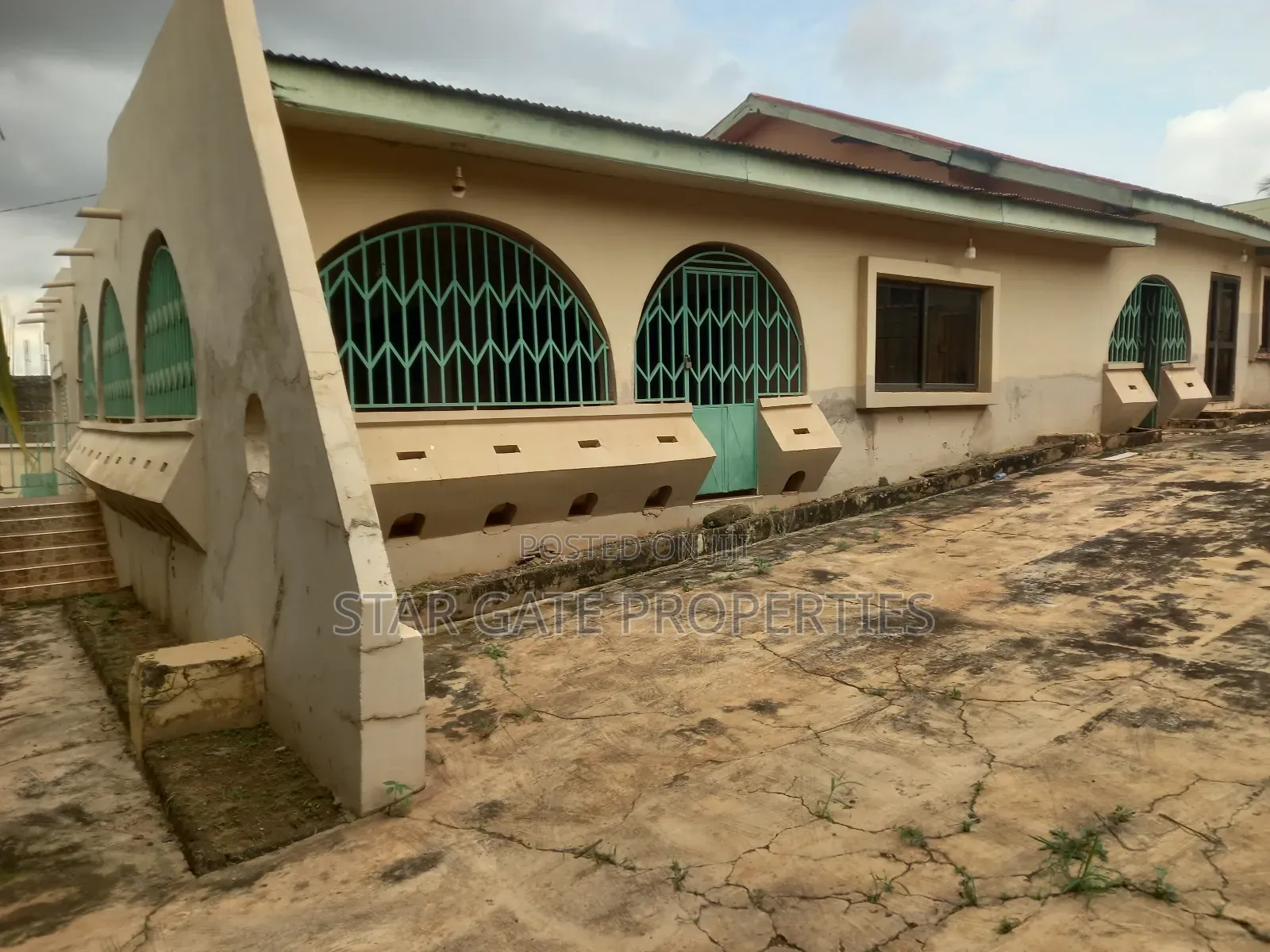 6bdrm House in 6 Bedrooms House For, Kumasi Metropolitan for sale
