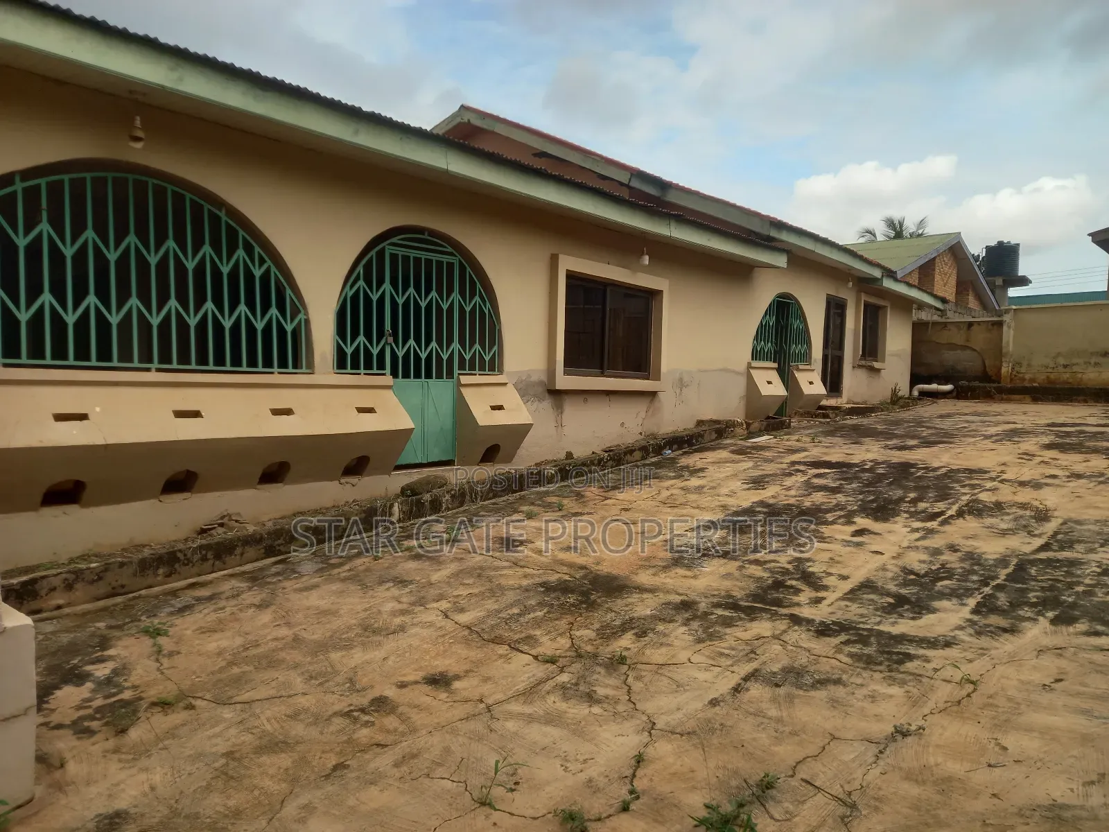 6bdrm House in 6 Bedrooms House For, Kumasi Metropolitan for sale