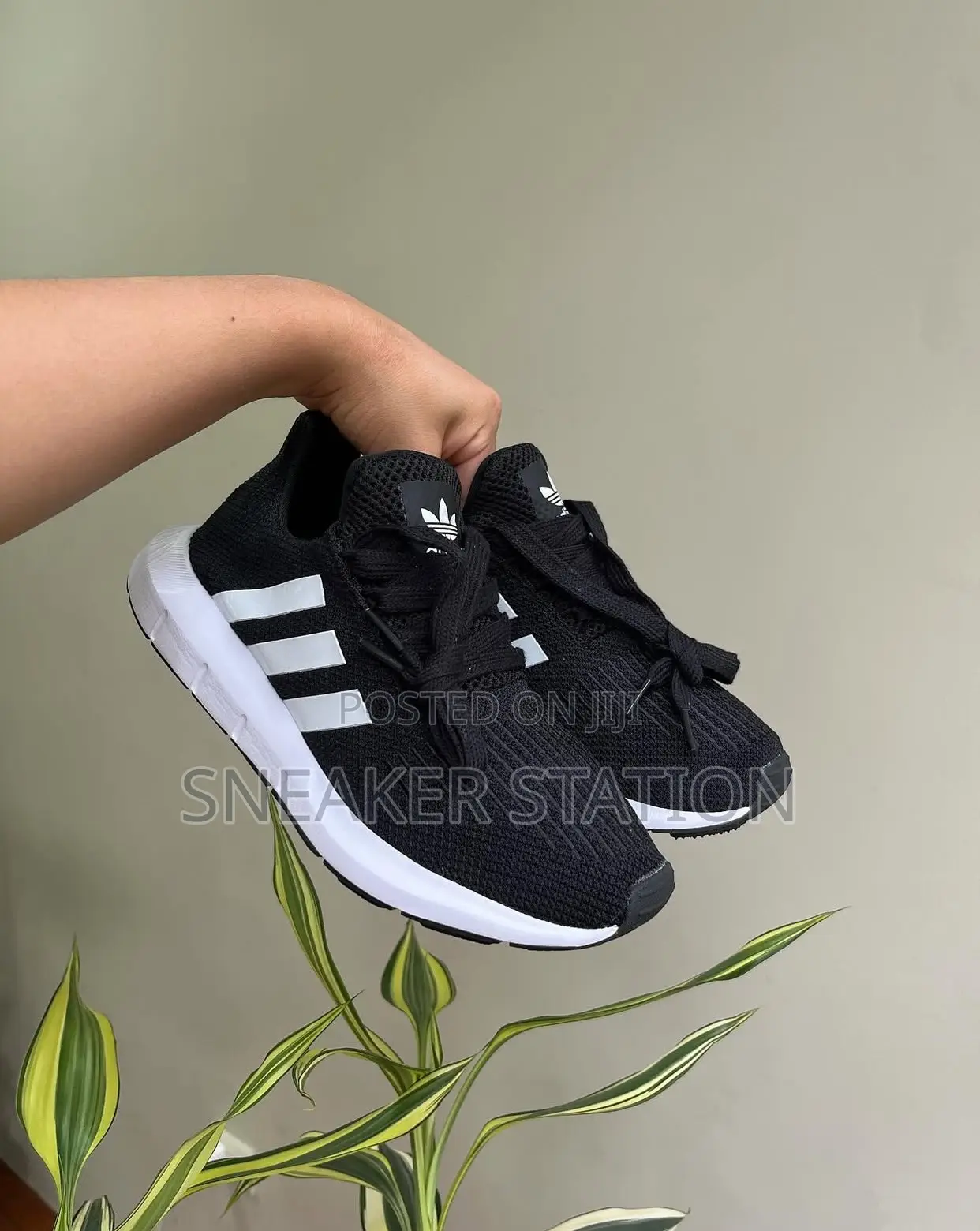 Adidas Swift Black/White