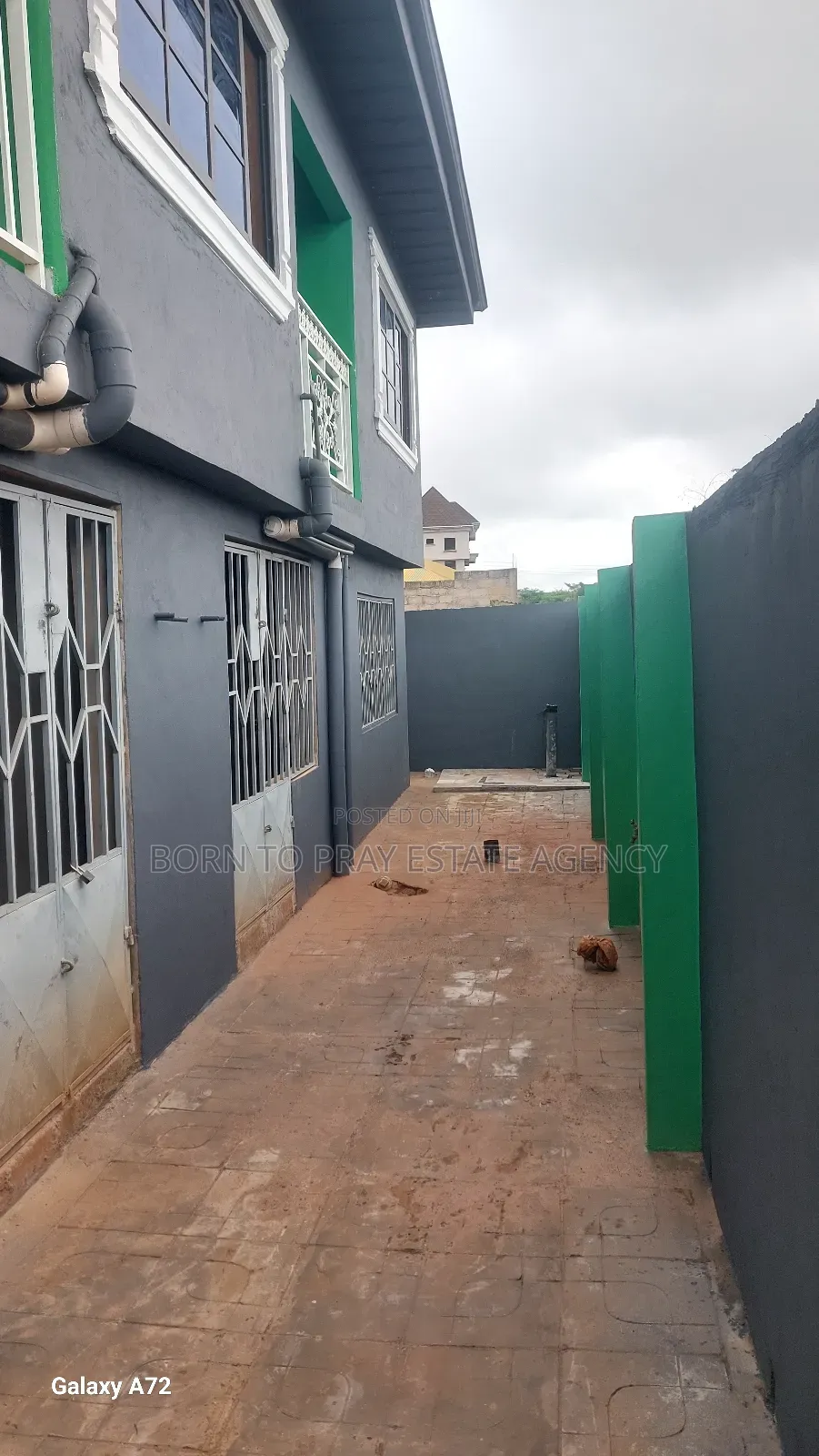 11bdrm House in Born To Pray Estate, Ejisu-Juaben Municipal for sale