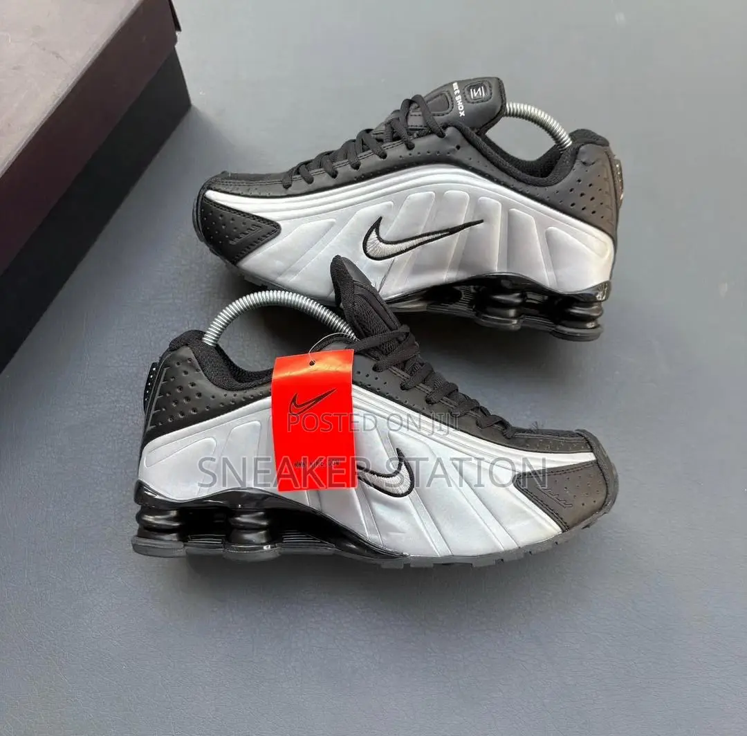 Nike Shox R4 Sneakers