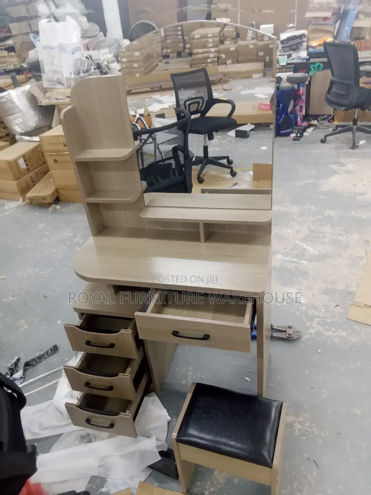Nice Finishing Dressing Table With Storage