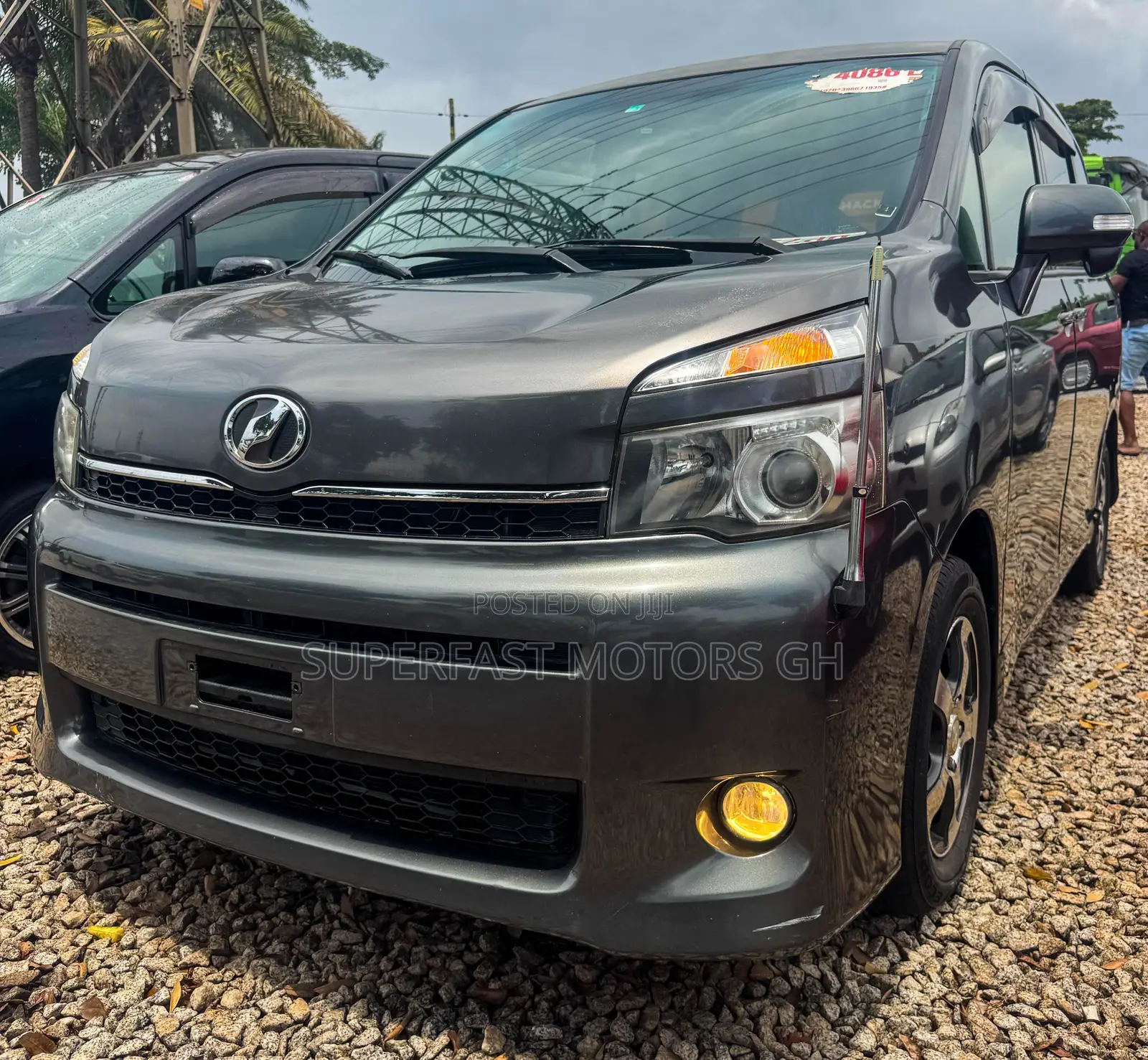 Toyota Noah 2.0 143hp AWD (8 Seater) 2012 Gray
