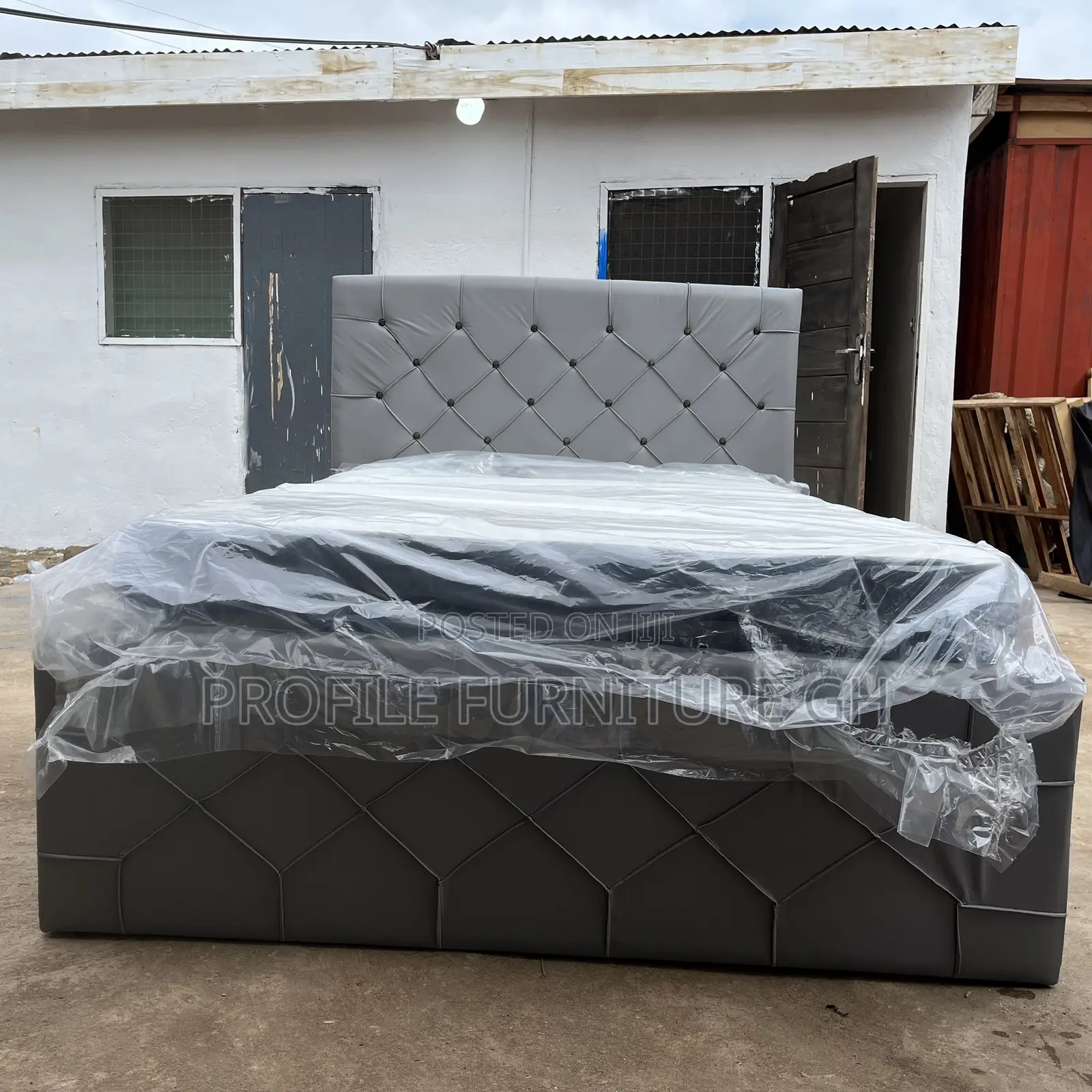 Mattress With Double Size Bedframe// Durable And Luxurious