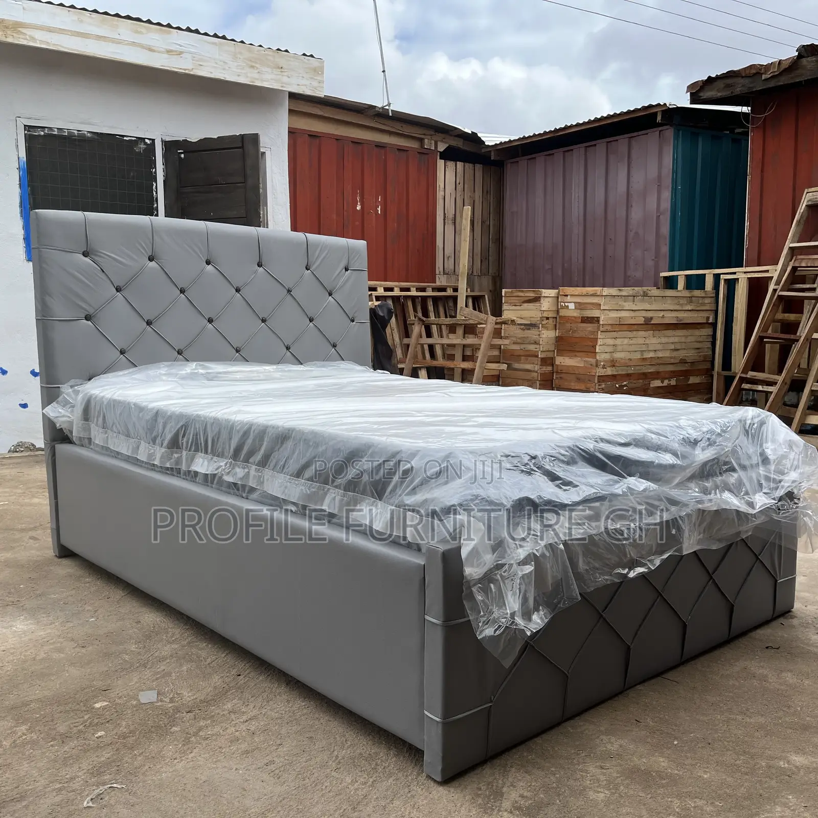 Mattress With Double Size Bedframe// Durable And Luxurious