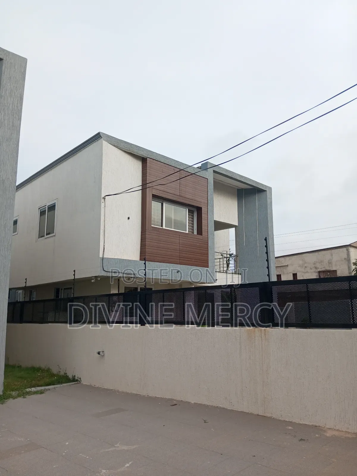 5bdrm Duplex in West Hill Axis, Awutu Senya East Municipal for sale