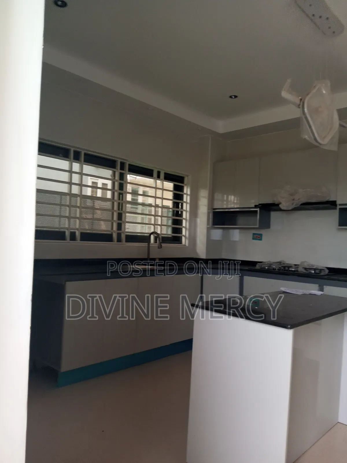 5bdrm Duplex in West Hill Axis, Awutu Senya East Municipal for sale